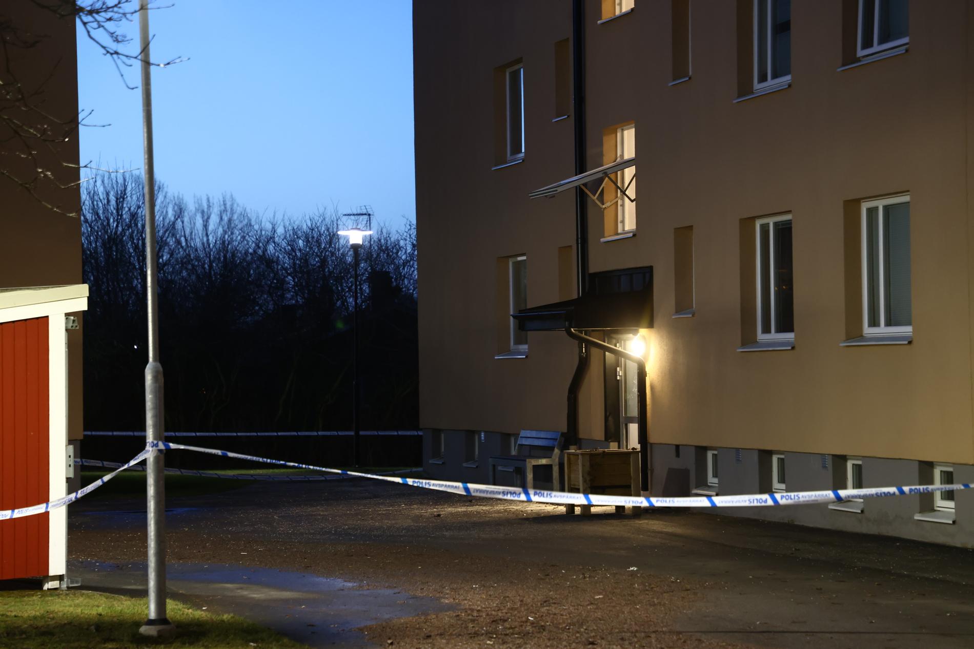 Någon form av explosion inträffade natten till lördagen vid ett flerfamiljshus i Mjölby.