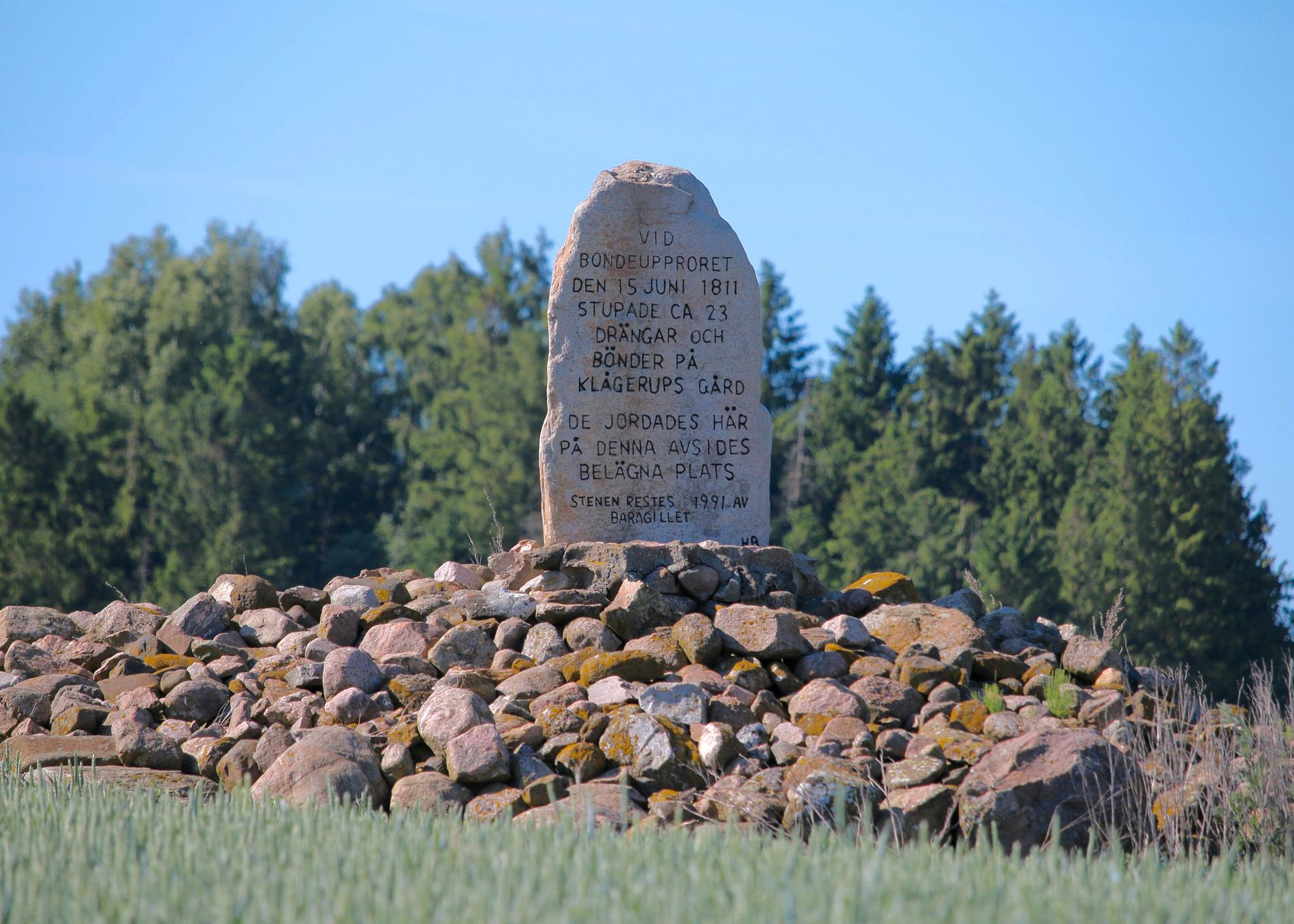 Minnessten över de som dödades vid Klågerupskravallerna 1811. Jenny Maria Nilsson upptäcker att  hennes förfäder tycks ha deltagit på båda sidor i kravallerna, vid platsen hon förälskat sig i.