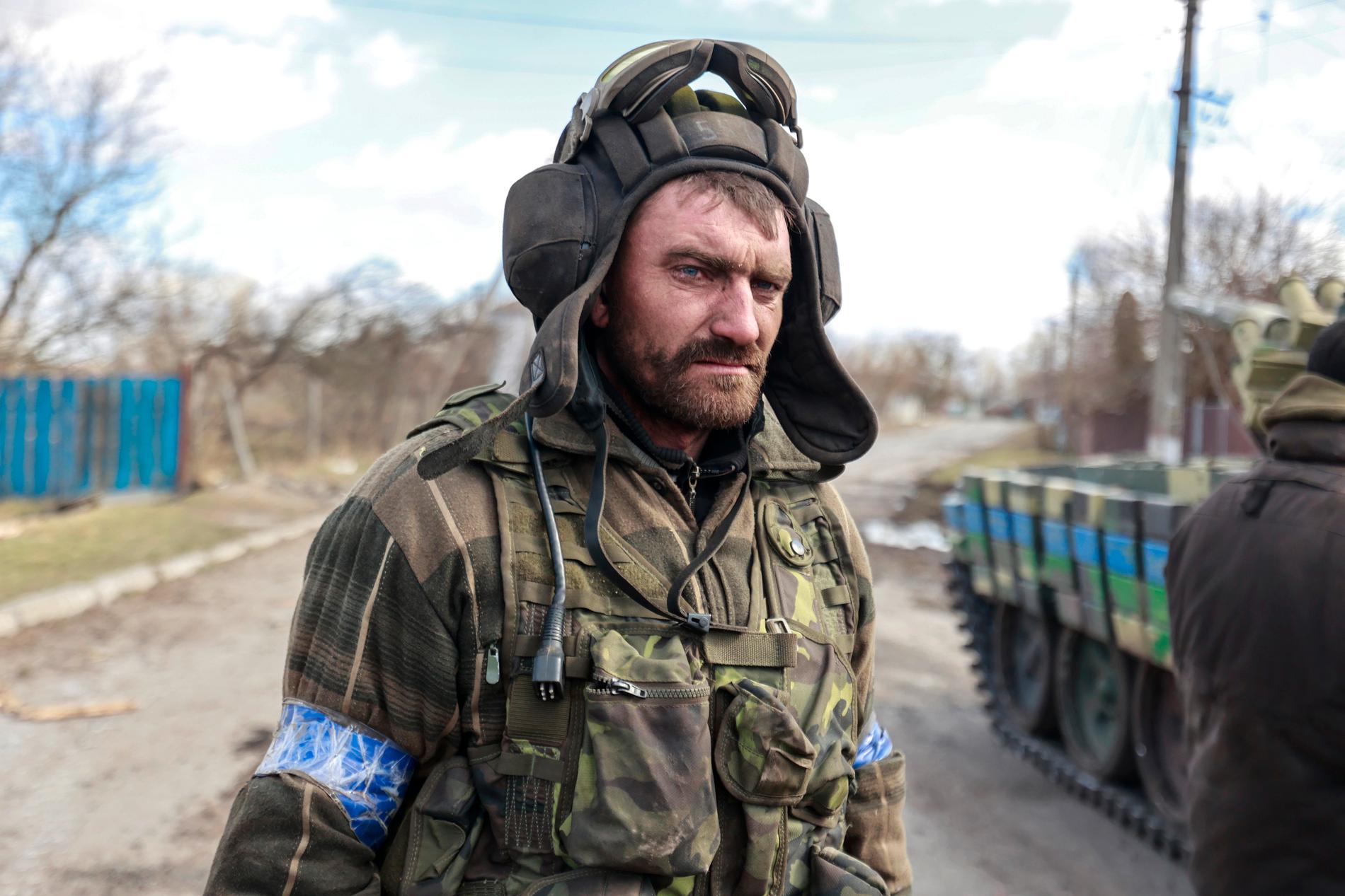 En ukrainsk soldat håller vakt i Lukyanivka, utanför Kiev.