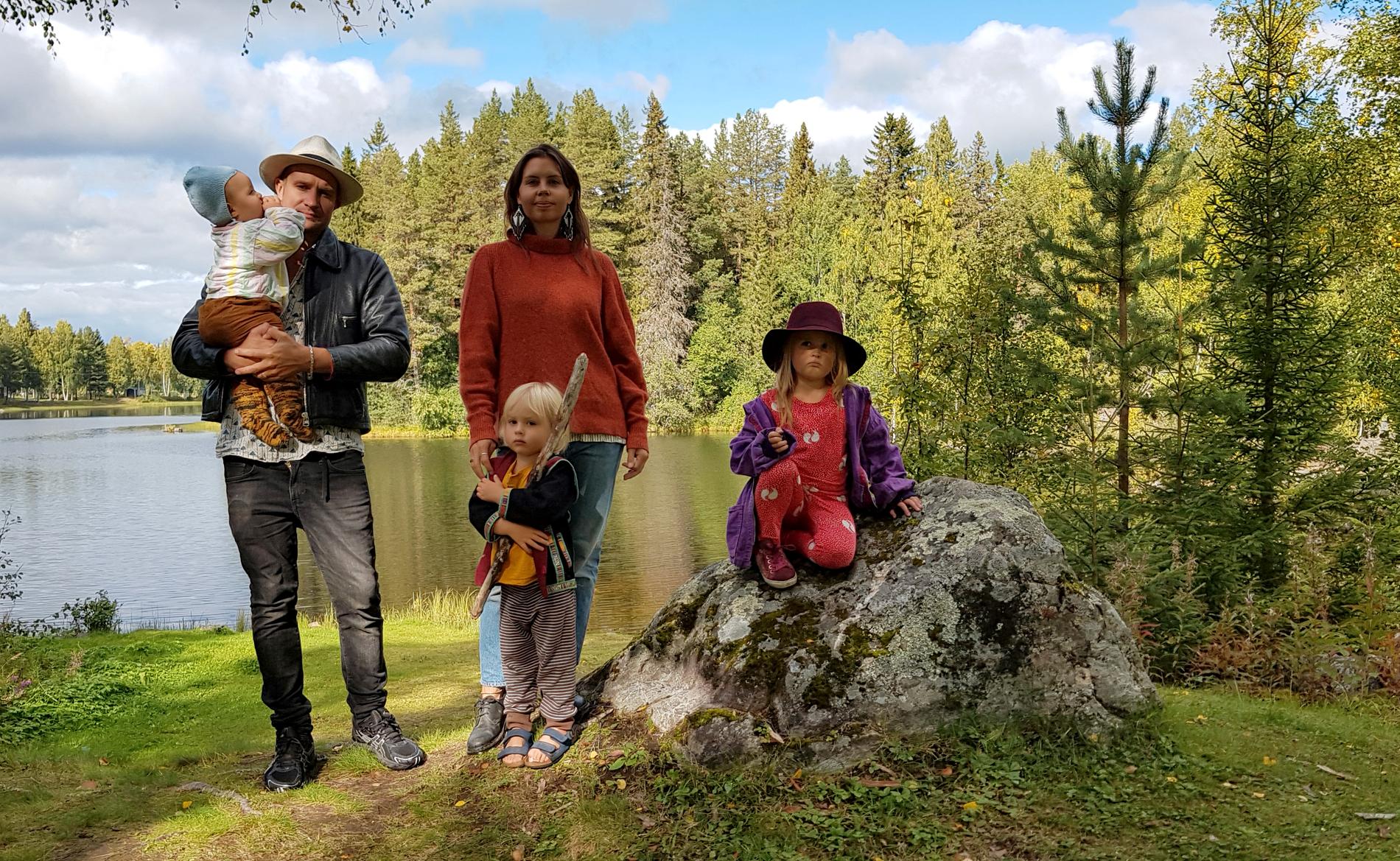 Jakob och Nanna Mårskog med barnen Lydia 1 år, Eldon med pinnen, 3 år, Cleo i hatten, 5 år.
