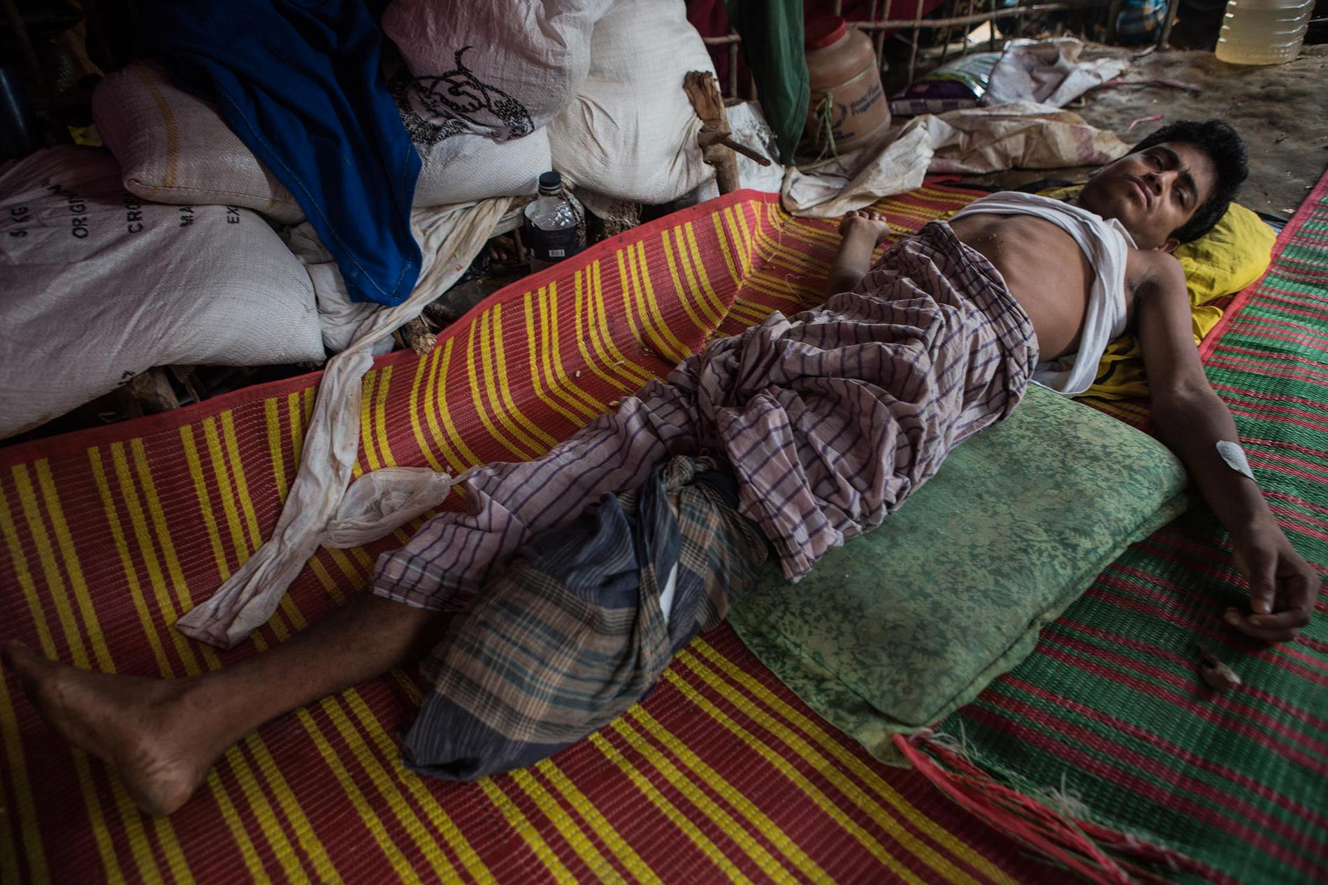 19-årige Abdul Karim i Kutupalongs flyktingläger. Har berättade för Amnesty att burmesiska soldater omringade hans by. Sedan började de tända eld på husen. Abdul flydde och gömde sig i en damm. Då kände han en plötslig smärta i benet och axel. Benet fick han sedan amputera i Bangladesh efter att skottskadan inte behandlats under en vecka.