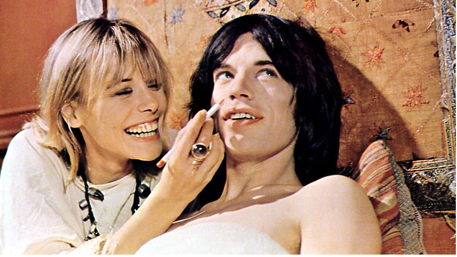 Anita Pallenberg och Mick Jagger i filmen ”Performance”.