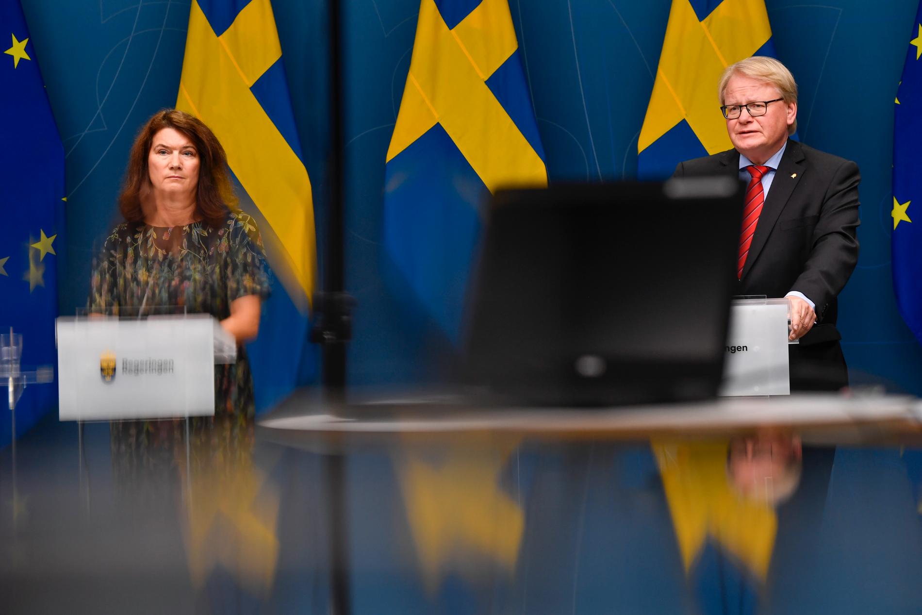 Utrikesminister Ann Linde och försvarsminister Peter Hultqvist på en pressträff om läget i Afghanistan. 