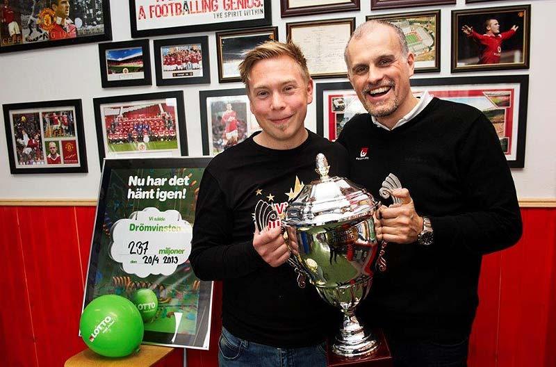 Butiksinnehavaren Johan Wänéus och Svenska Spels Pierre Jonsson firade rekordvinsten i spelbutiken med en pokal...