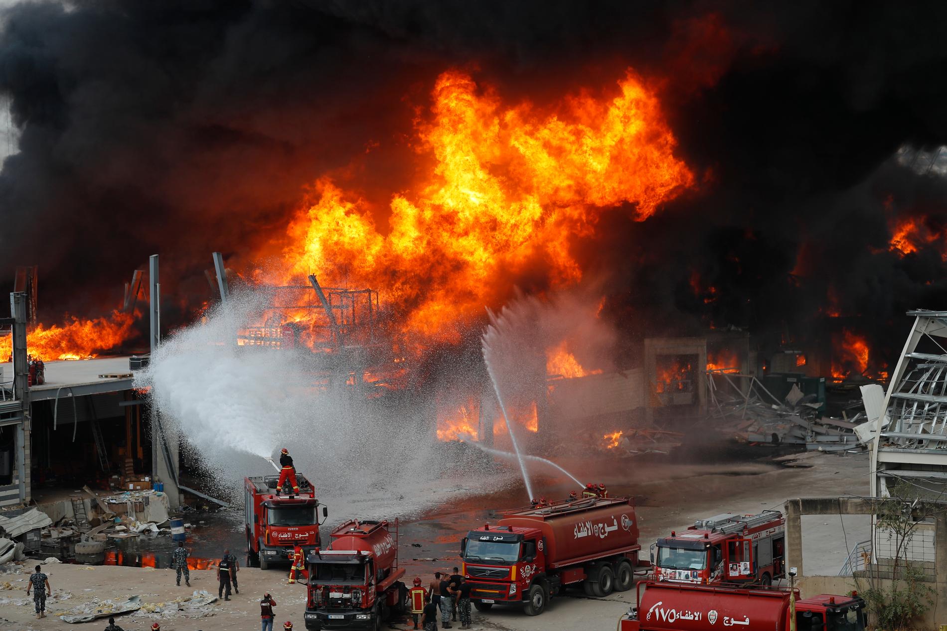 Det brinner kraftigt i en lagerlokal i hamnområdet i Beirut.