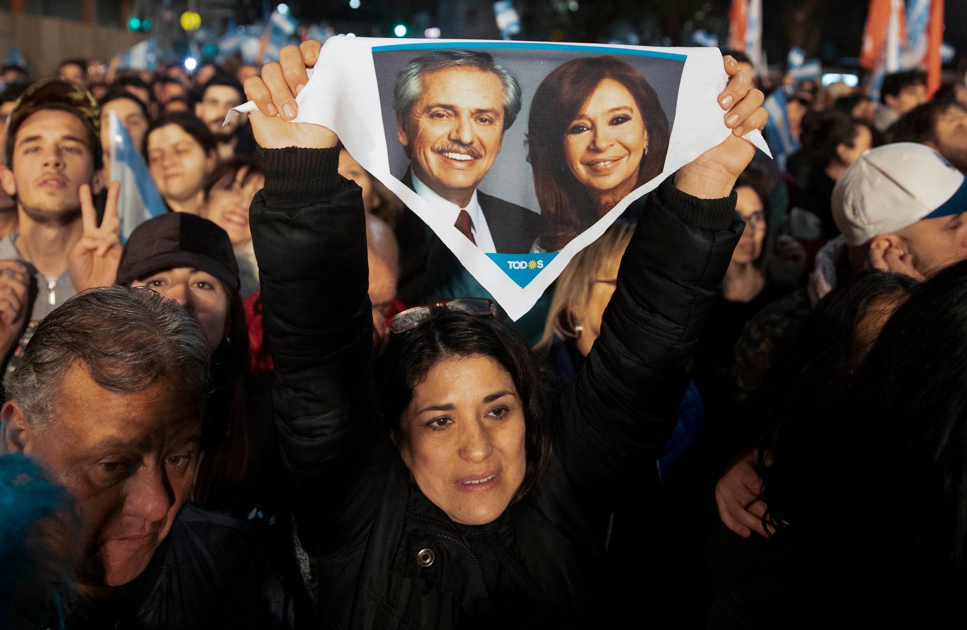 En anhängare till Alberto Fernández håller upp en näsduk med en bild på honom och hans vicepresidentkandidat Cristina Kirchner efter söndagens primärval.
