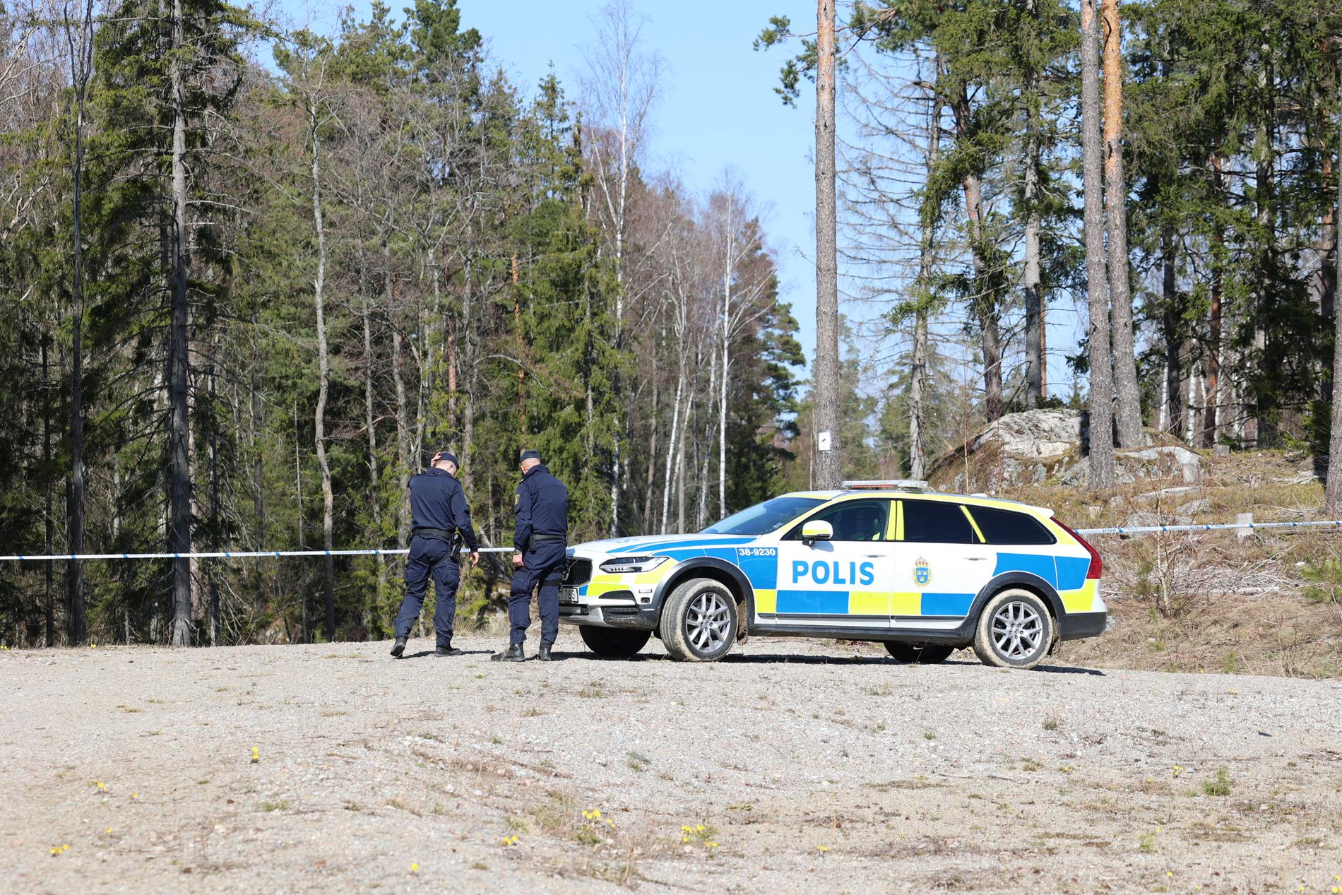 Polis vid platsen där flyktbilen hittats efter fritagningen. 
