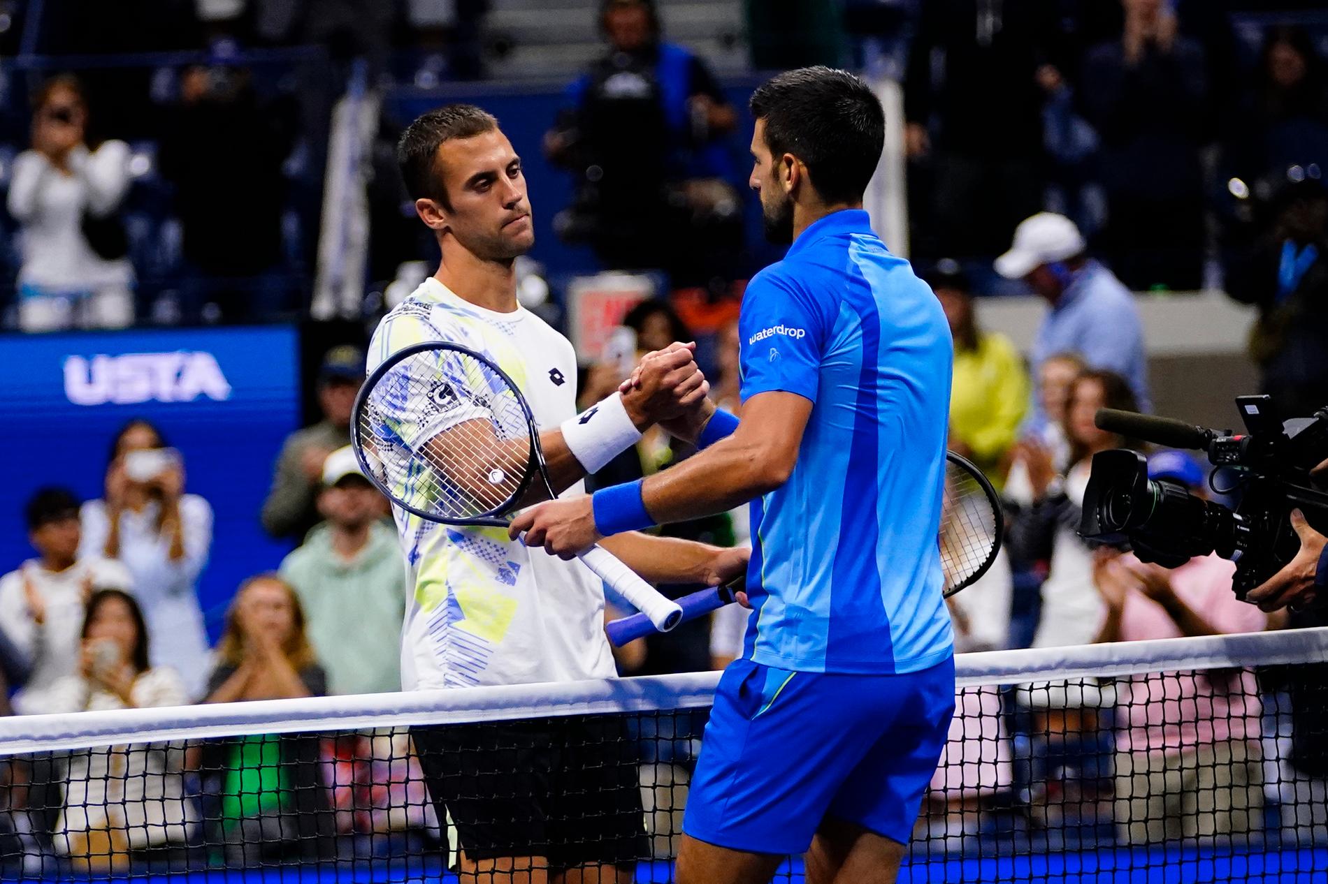 Novak Djokovic tackar landsmannen Laslo Djere.
