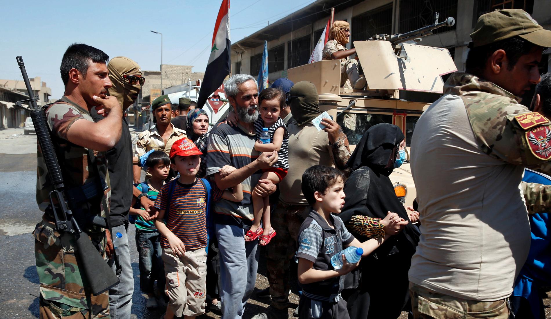 Civila räddas av irakiska styrkor i gamla stan i västra Mosul. 