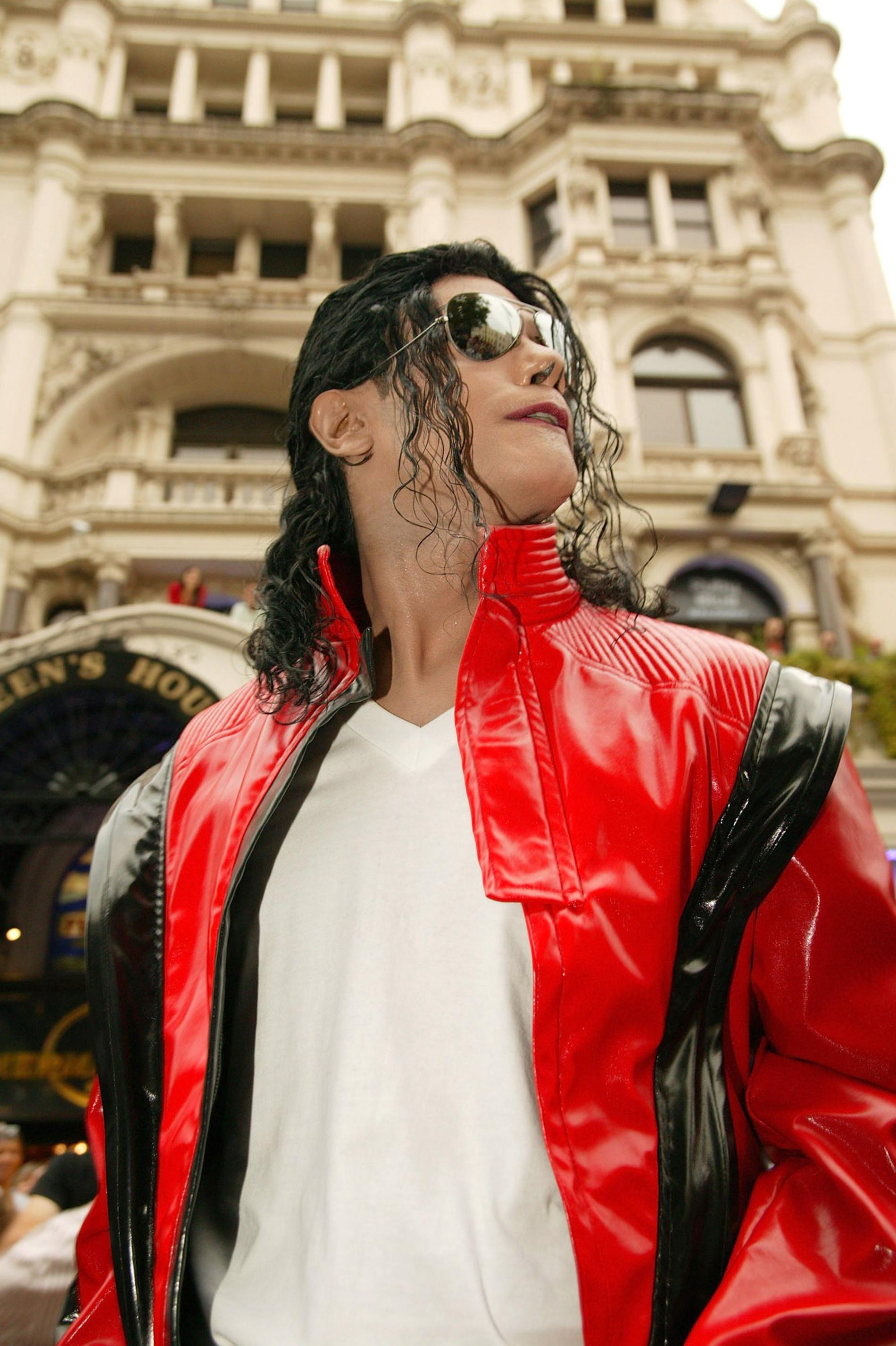 Imitatören ”Navi” hyllar Michael Jacksons inför stjärnans 50-års dag vid Leicester Square 2008