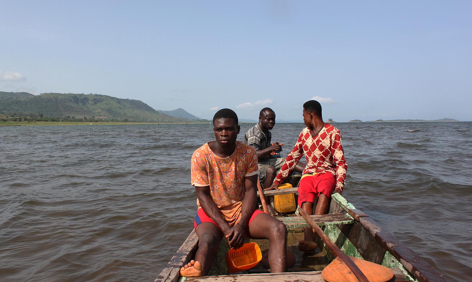 Två äldre slavar tillsammans med sin master i fiskebåten på Voltasjön.