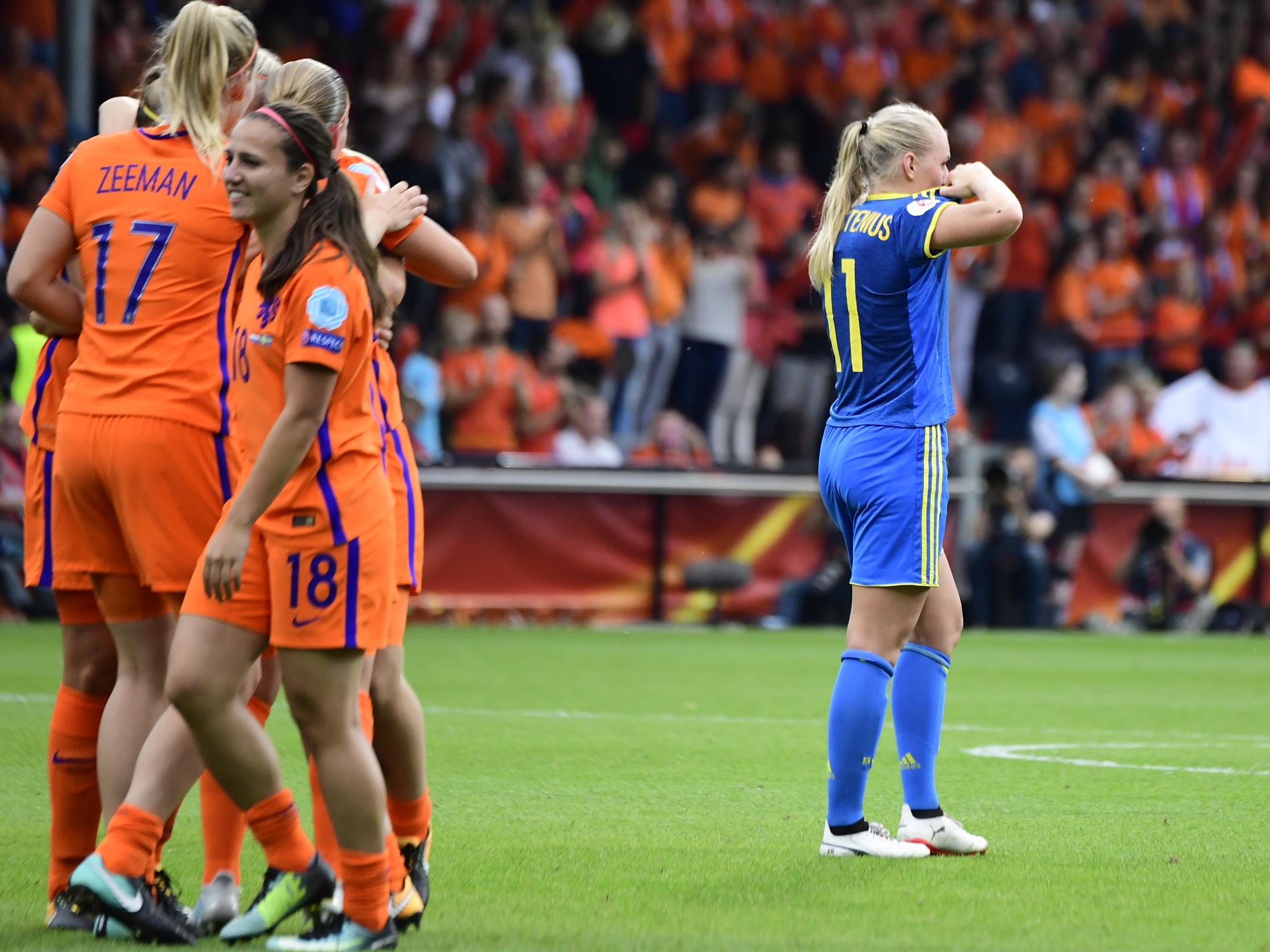Nederländskorna firade kvartsfinalsegern över Sverige medan Stina Blackstenius deppade. Nu kan EM-vinnarna fira klättringen till femte plats på världsrankningen och Sverige deppa över tappet till elfte plats.