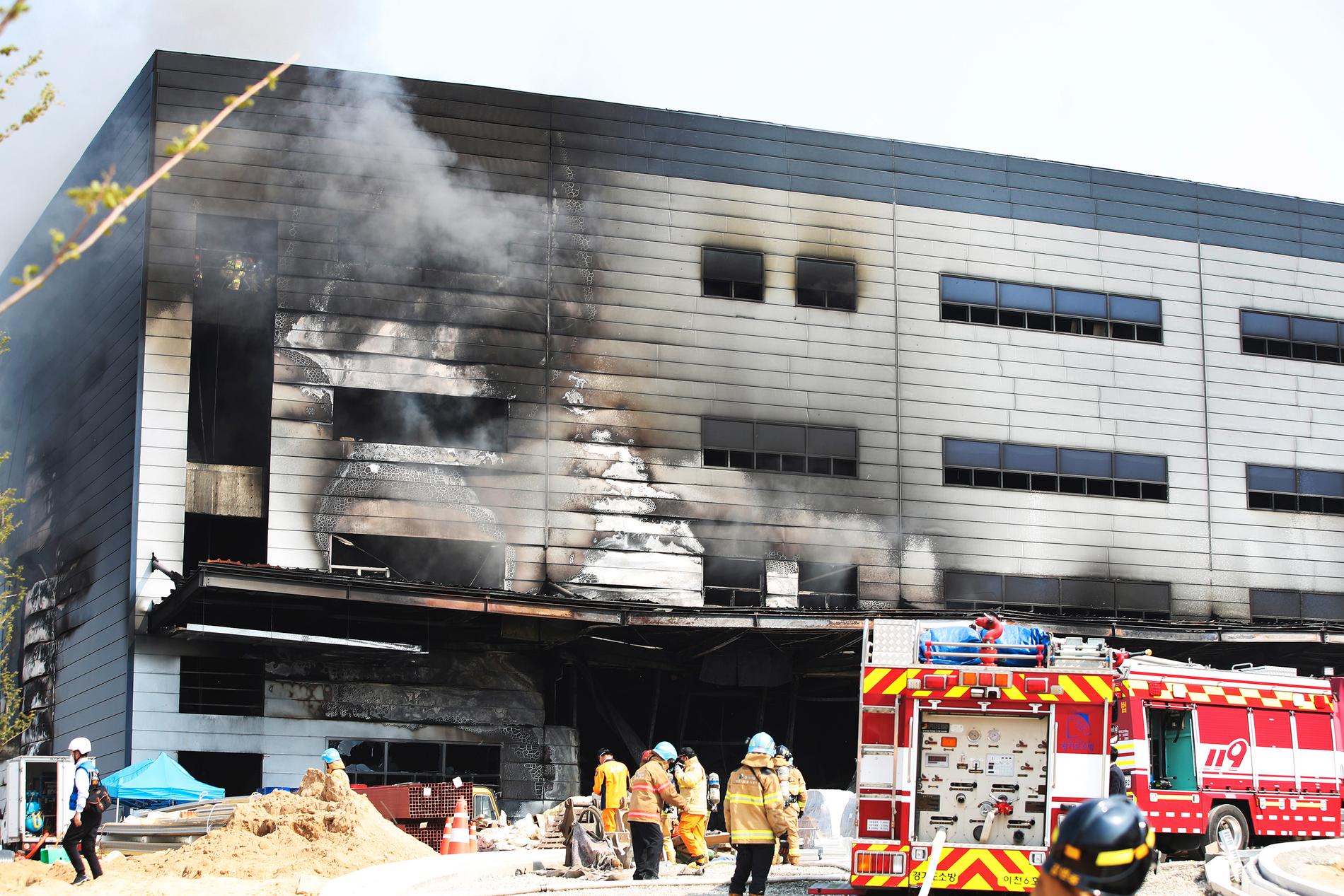 Många arbetare har omkommit i en brand på en byggarbetsplats i staden Icheon, Sydkorea.