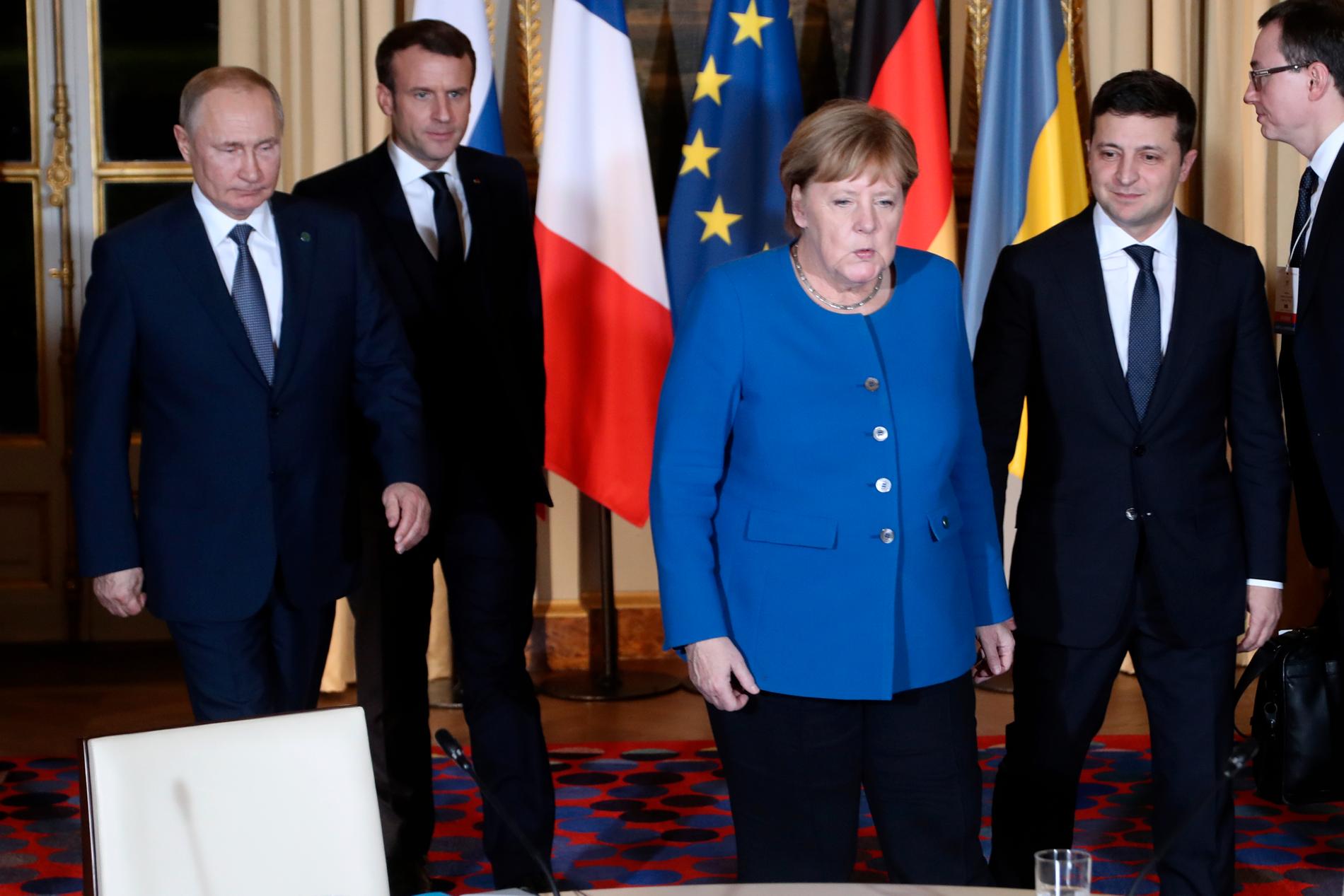 Rysslands president Vladimir Putin (till vänster), Frankrikes president Emmanuel Macron (nummer två från vänster), Tysklands förbundskansler Angela Merkel och Ukrainas president Volodymyr Zelenskyj (längst till höger) höll överläggningar om Ukraina i Paris.