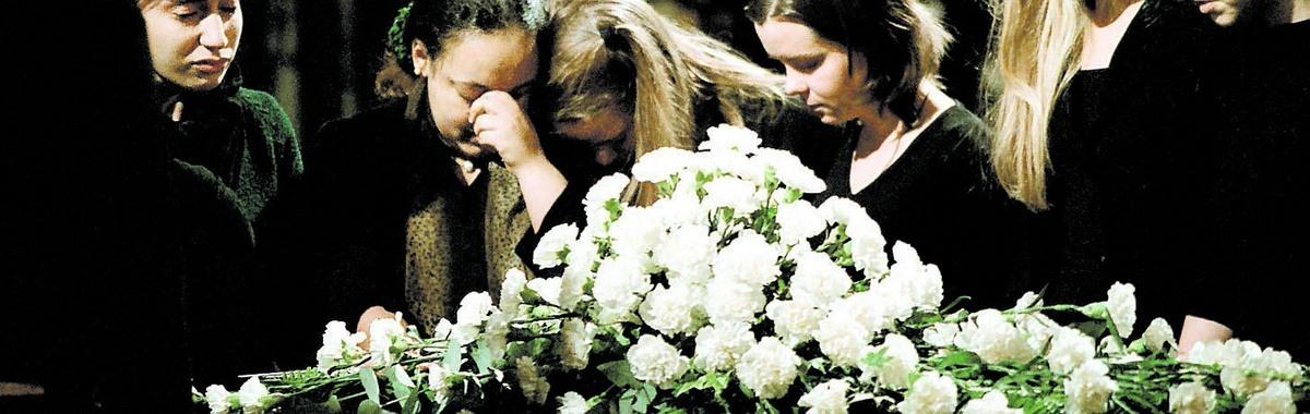 2002 tog SVT beslutet att inte sända Fadime Sahindals begravning. 2008, med Engla, är situationen en annan.
