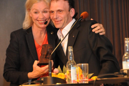 PK:s dåvarande ordförande Stina Dabrowski och Michail Afanasjev när han tilldelades Publicistklubbens pris till Anna Politkovskajas minne