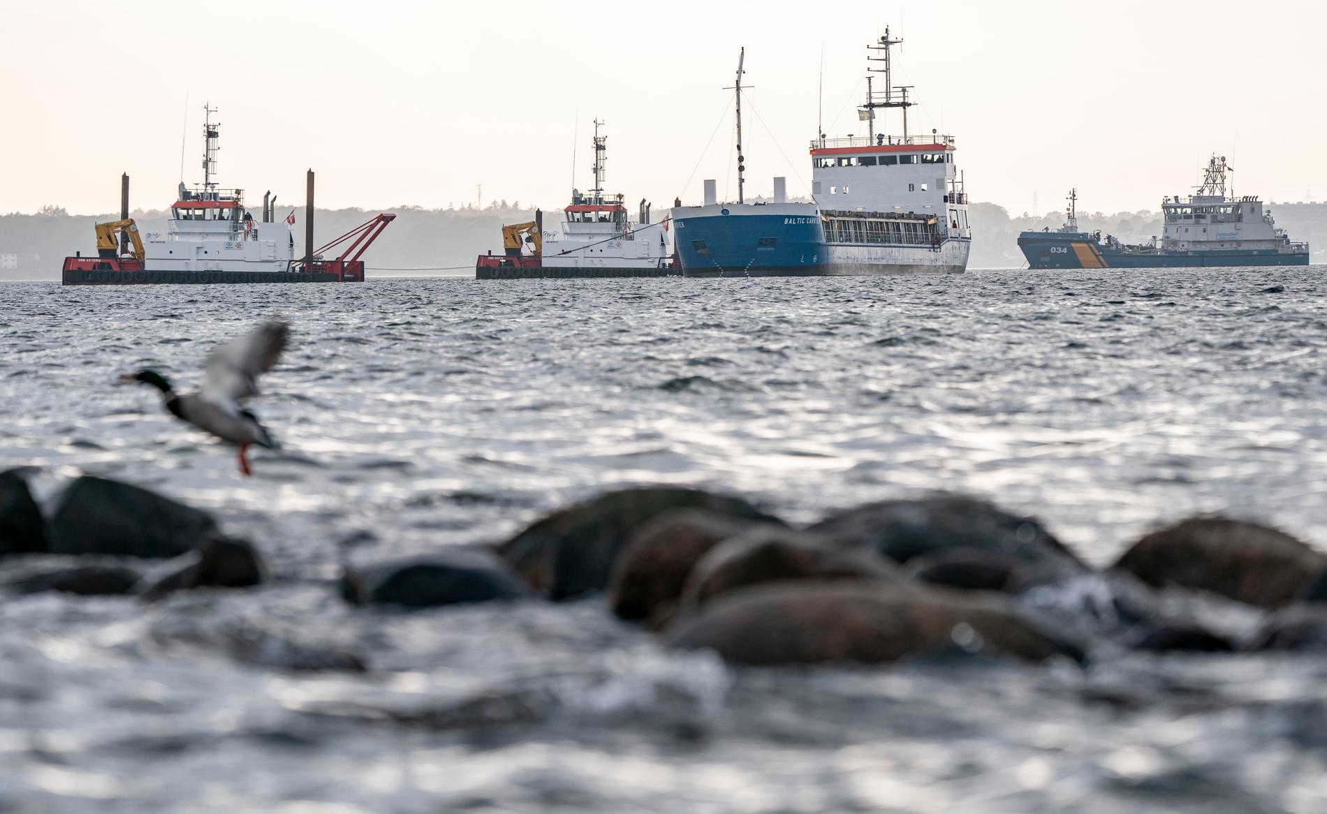 Det grundstötta 82 meter långa lastfartyget Baltic Carrier drogs flott på fredagen.