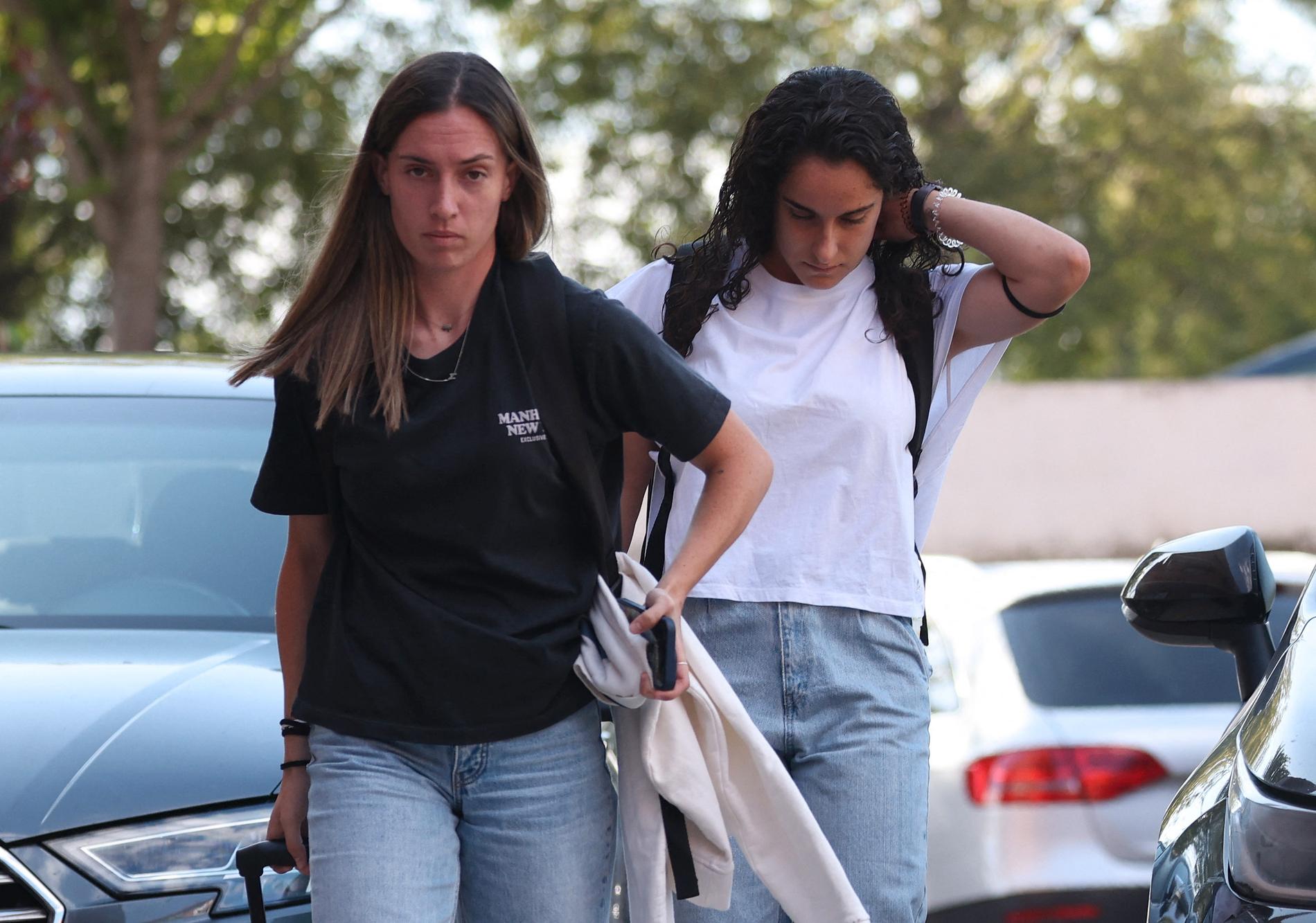 Eva Navarro and Oihane Hernandez kommer till hotellet i Madrid