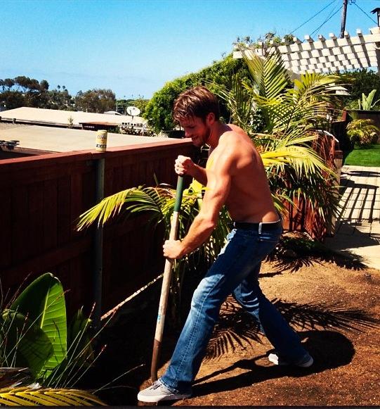 Scott, trädgårdsmästaren När Scott vill få det sådär fint i trädgården tar han fram spaden. FOTO: INSTAGRAM