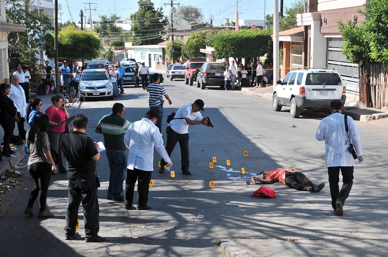 Polis undersöker platsen för ett av alla morden i Sinaloa.
