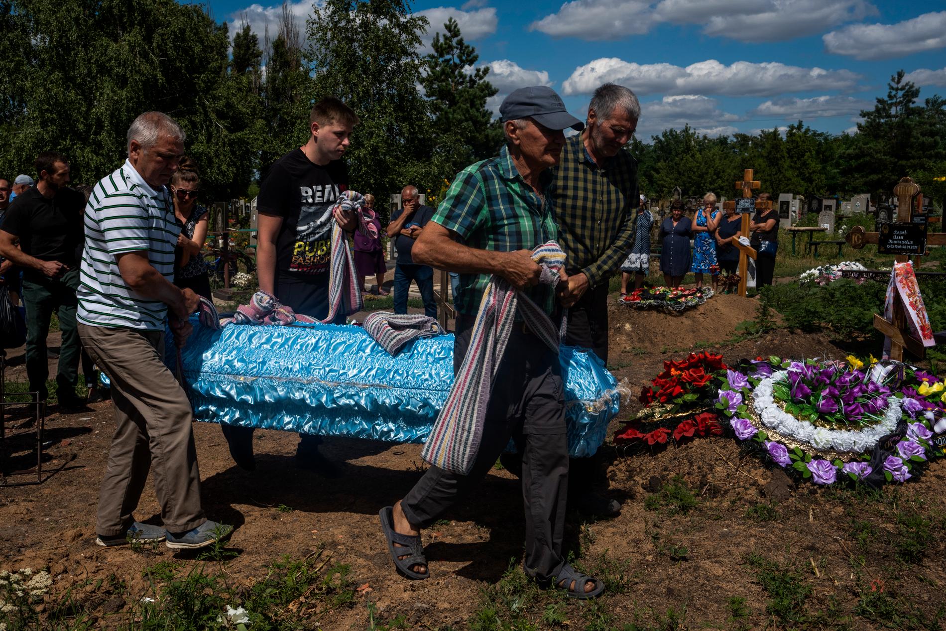  Anna Protsenko, 35, begravs. Hon dödades av en missil två dagar efter att hon återvänt till staden Pokrovsk.