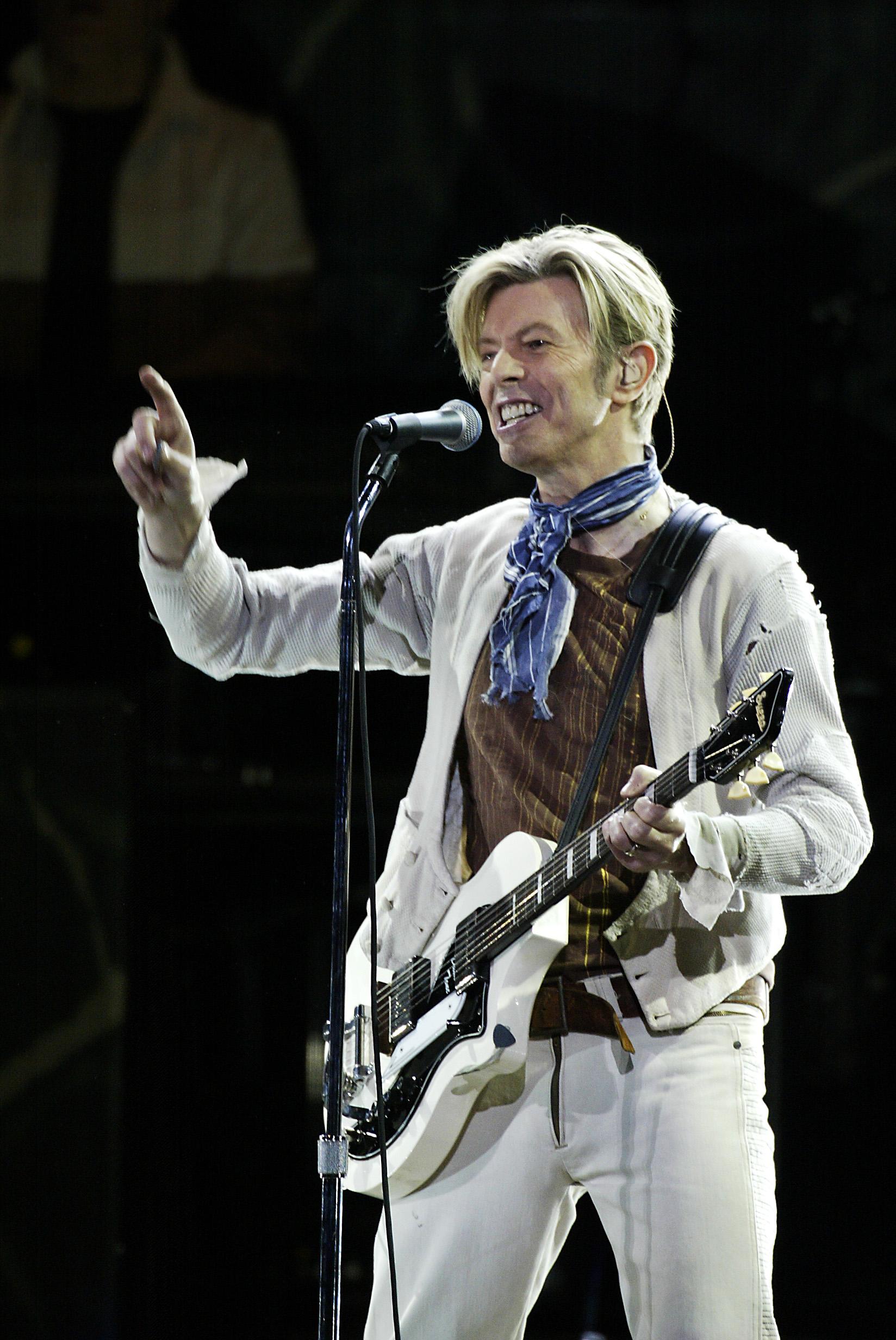 Bowie under en konsert i Globen 2003