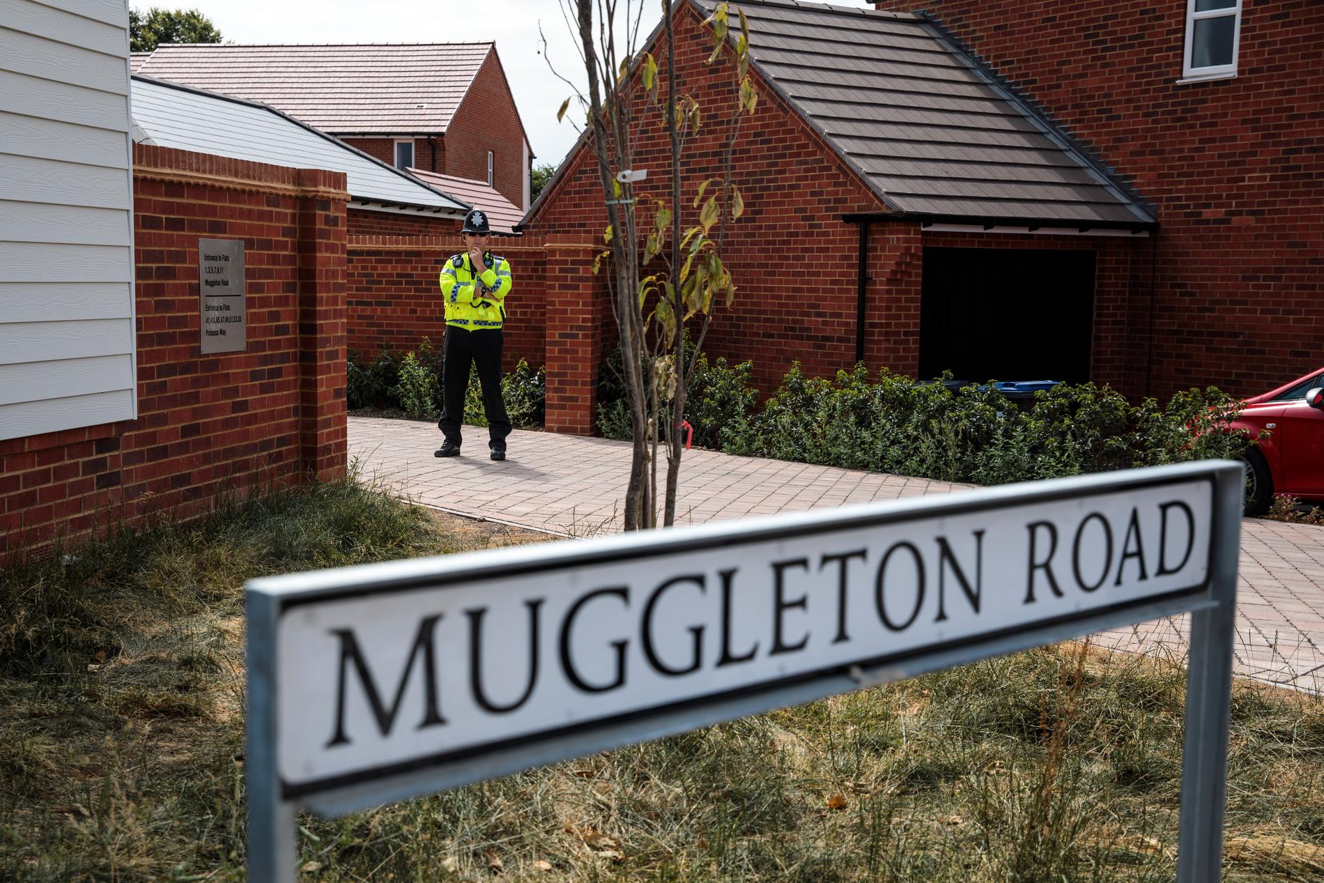 En man och en kvinna påträffades medvetslösa på Muggleton Road i Amesbury.