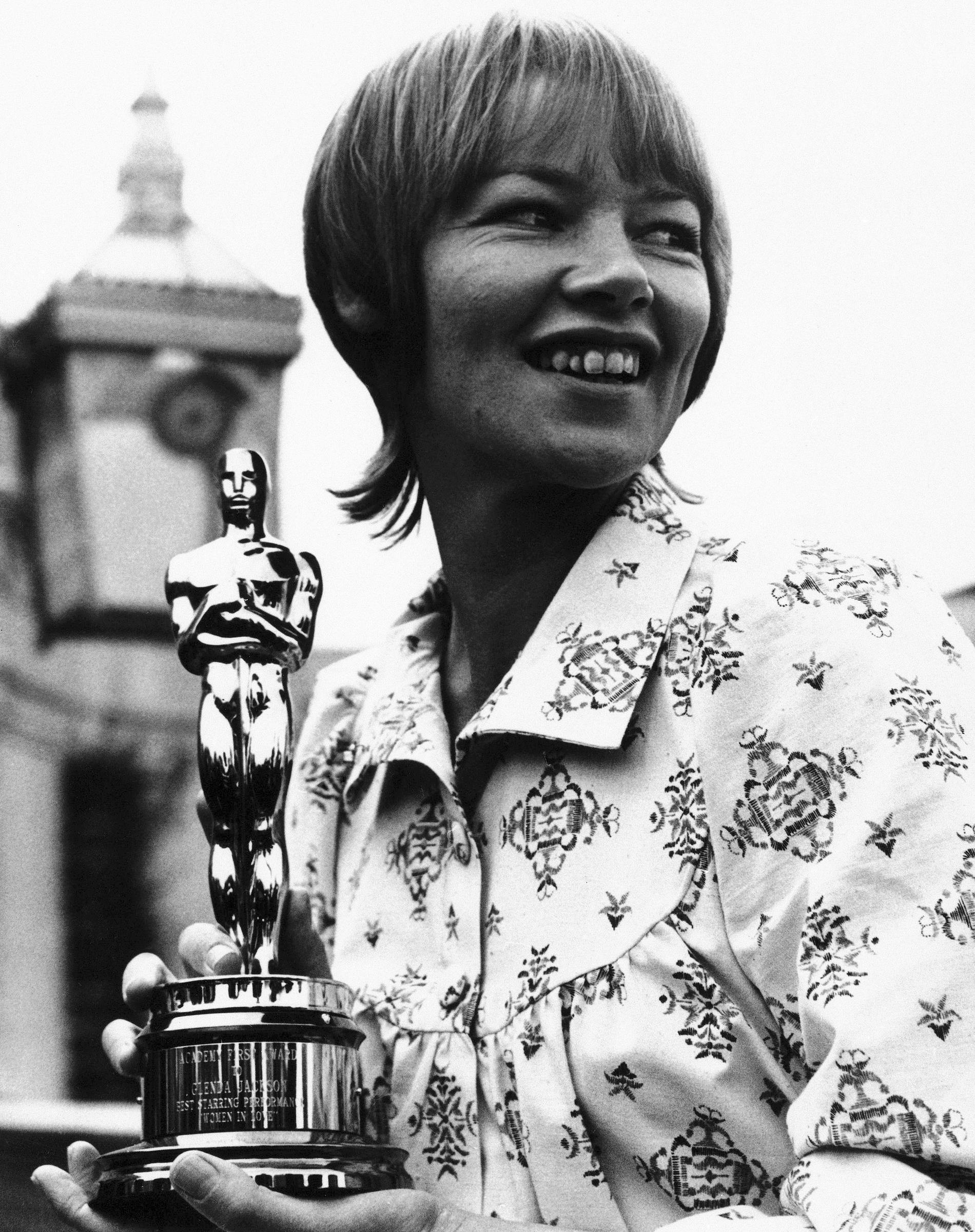 Glenda Jackson med sin Oscar för ”När kvinnor älskar” 1971.
