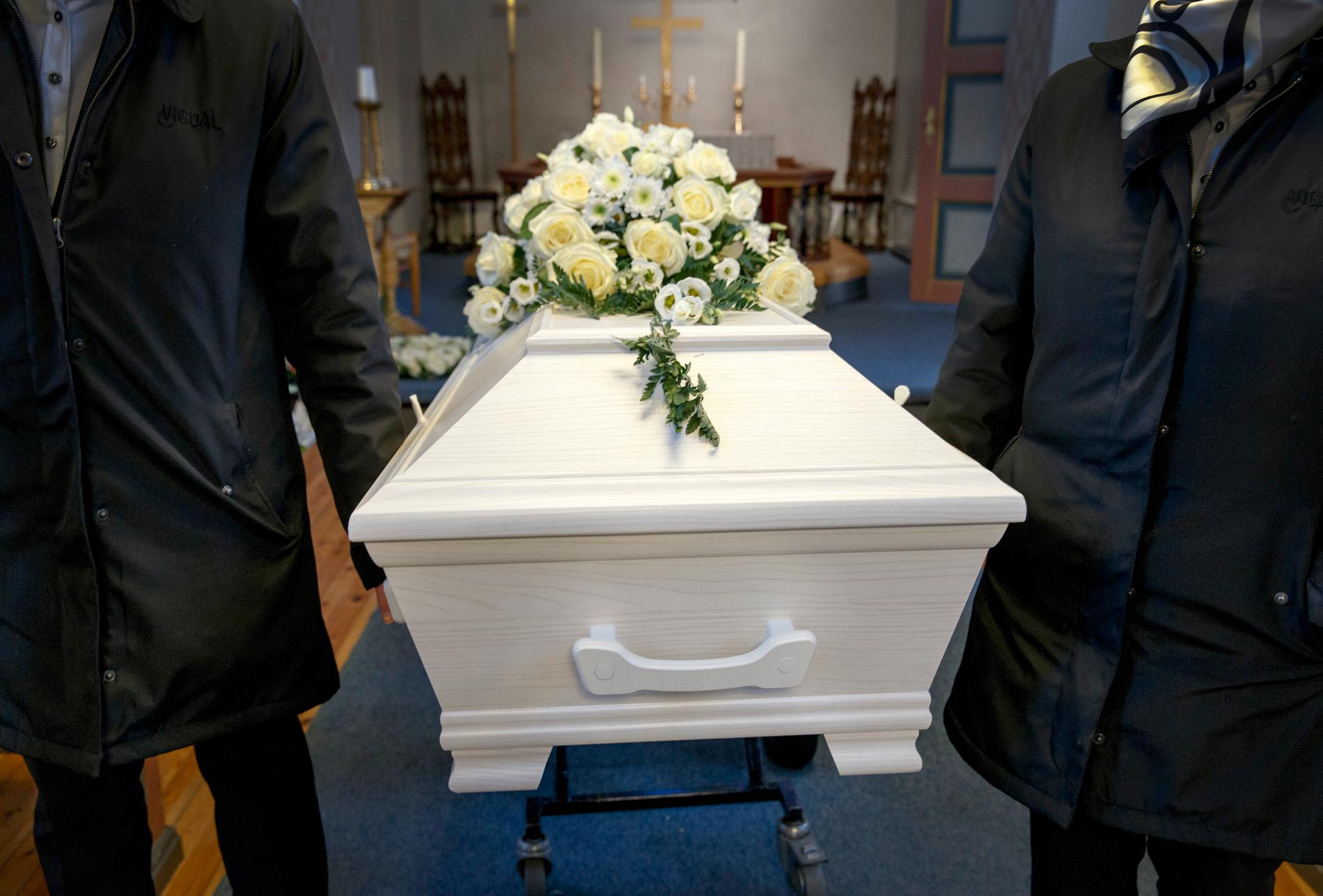 Flera begravningsbyråer i Sverige har nu anordnat begravningar av människor som avlidit av covid-19. Bilden är tagen i ett annat sammanhang.