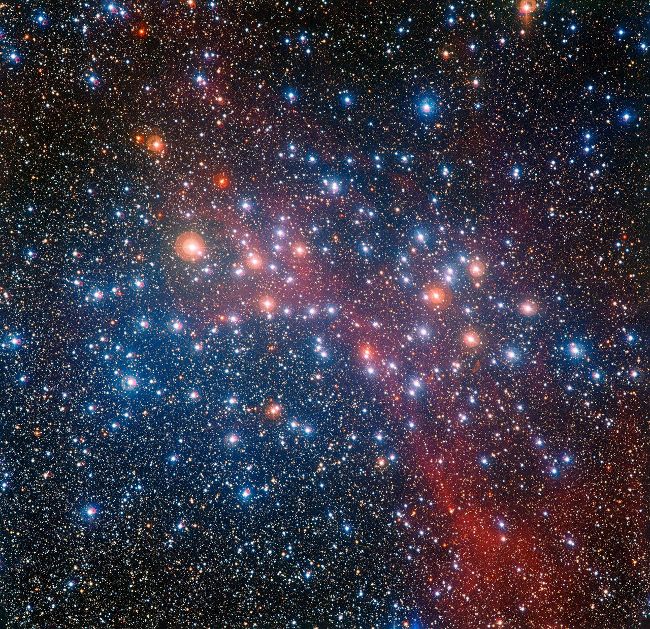 Stjärnor bildas ur stora moln av gas och stoft i den interstellära rymden. På bilden en stjärnhop som är runt 300 miljoner år gammal och som går under namnet NGC 3532, men är känd som Önskebrunnen eftersom stjärnorna ligger utspridda över himlen som glänsande silvermynt.