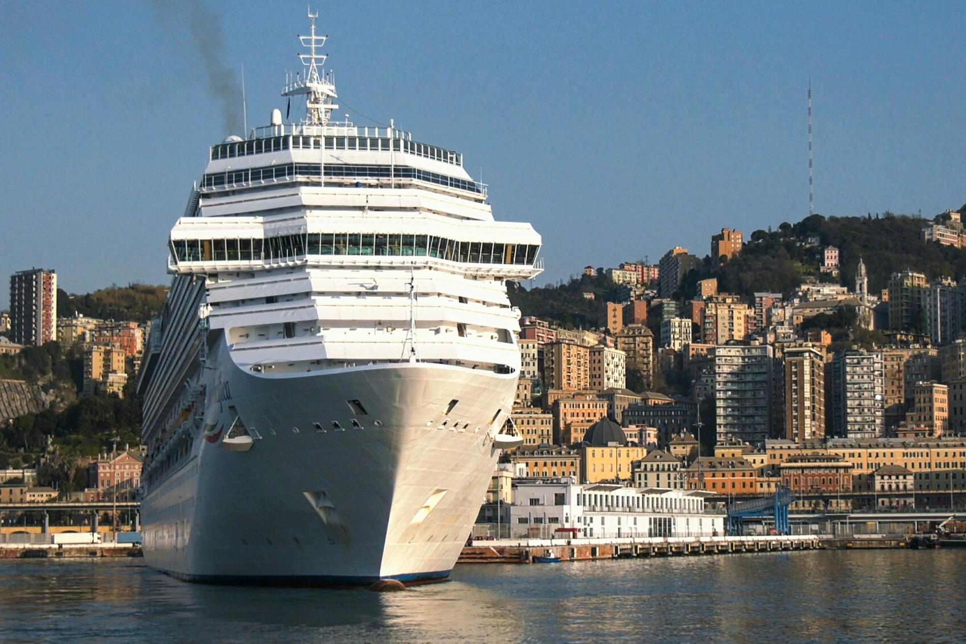 Ett annat kryssningsfartyg, Costa Pacifica, ligger i hamn i Genua. Fartyget har tidigare försökt att lämna av passagerare i flera andra länder.