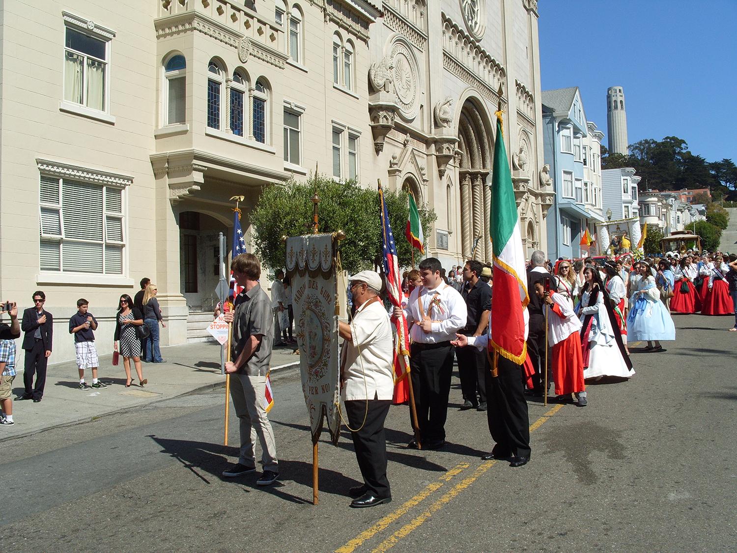 San Francisco, ett festtåg med fiskarnas skyddshelgon paraderar från kyrkan ner till hamnen.