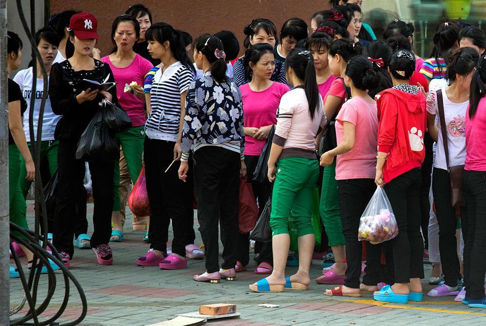 De flesta av arbetarna som kommer från Nordkorea till Kina är kvinnor i tjugoårsåldern. De hålls separata från andra arbetare och privatlivet är strikt begränsat.