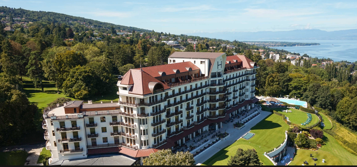 Femstjärniga hotellet ”Hôtel ROYAL” med utsikt över Genèvesjön.