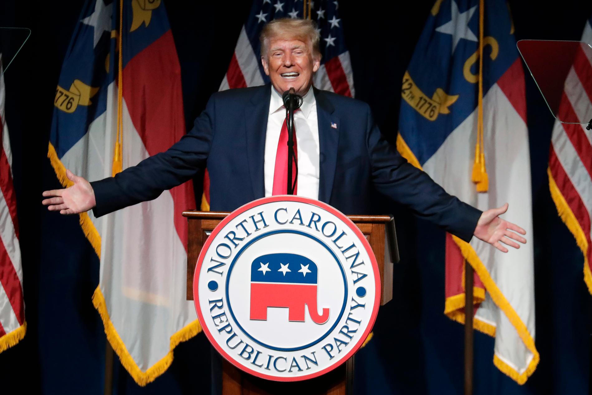 USA:s expresident Donald Trump talar på ett republikanskt partimöte i North Carolina.