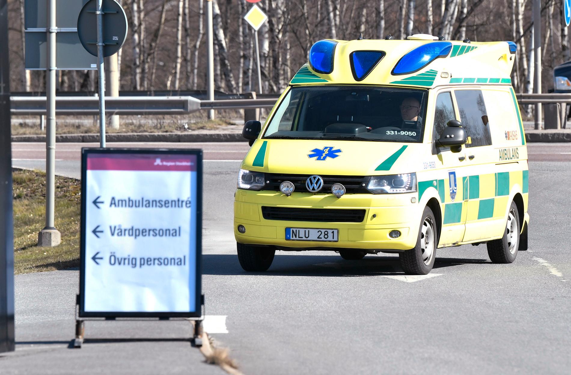 Ambulans ute vid stödfunktion till fältsjukhus utanför Älvsjö i Stockholm under våren.
