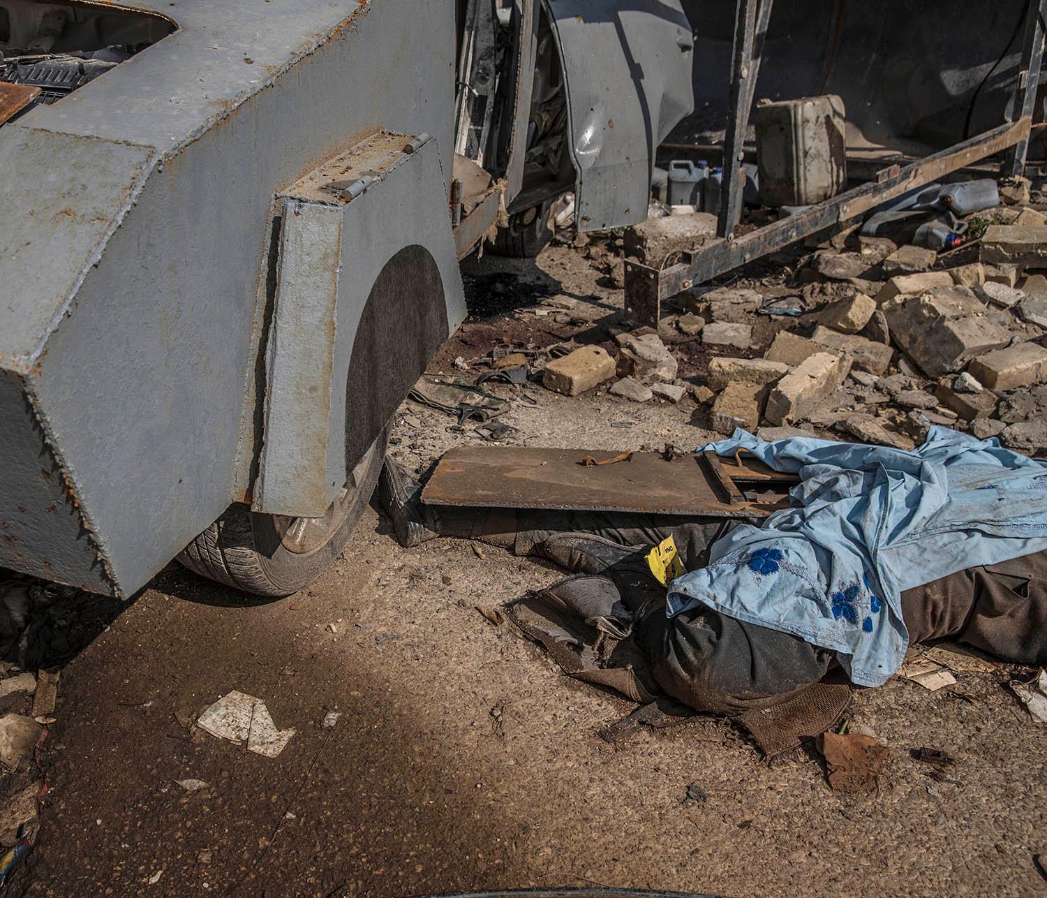 En död IS-krigare ligger intill den bepansrade självmordsbilen som han körde. 