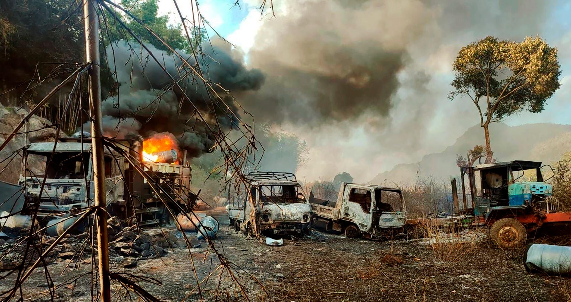 De tre utbrända fordonen utanför Mo So i Myanmar. Bilden har förmedlats till AP av väpnade motståndsgruppen KNDF.