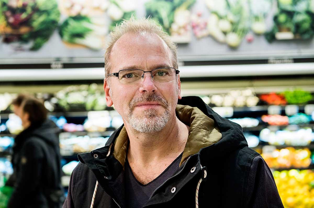 Dan Dittmer, 52, köpte bland annat isbergssallad som kostade 49,90 kronor kilot på Coop i Västberga. ”Visst är den dyr. Det blir inget man går och köper varje dag”.