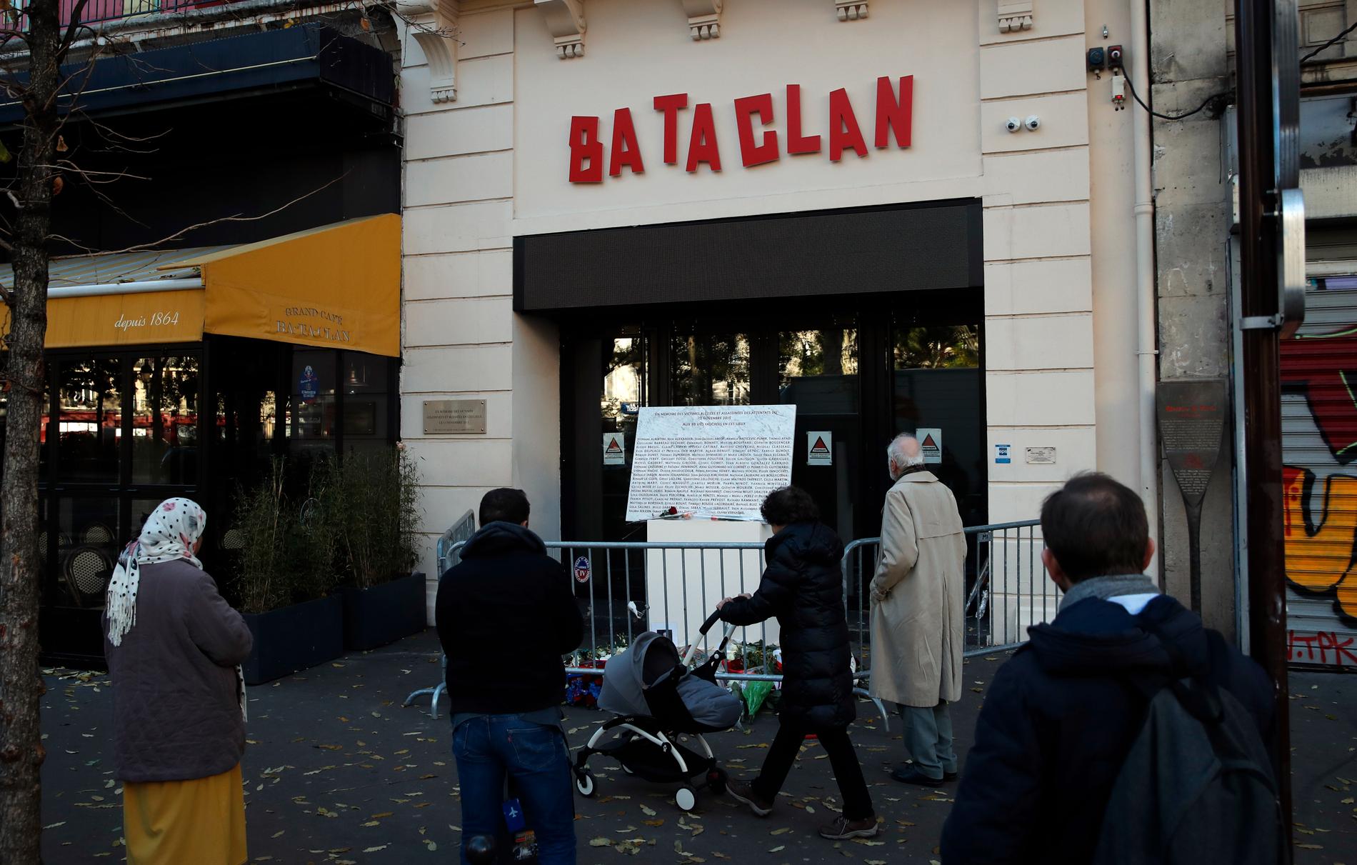 Frankrike har drabbats av flera uppmärksammade terrordåd de senaste åren. I november 2015 sköts 89 personer till döds i konsertlokalen Bataclan. På årsdagen förra året samlades flera utanför lokalen för att hedra offren.