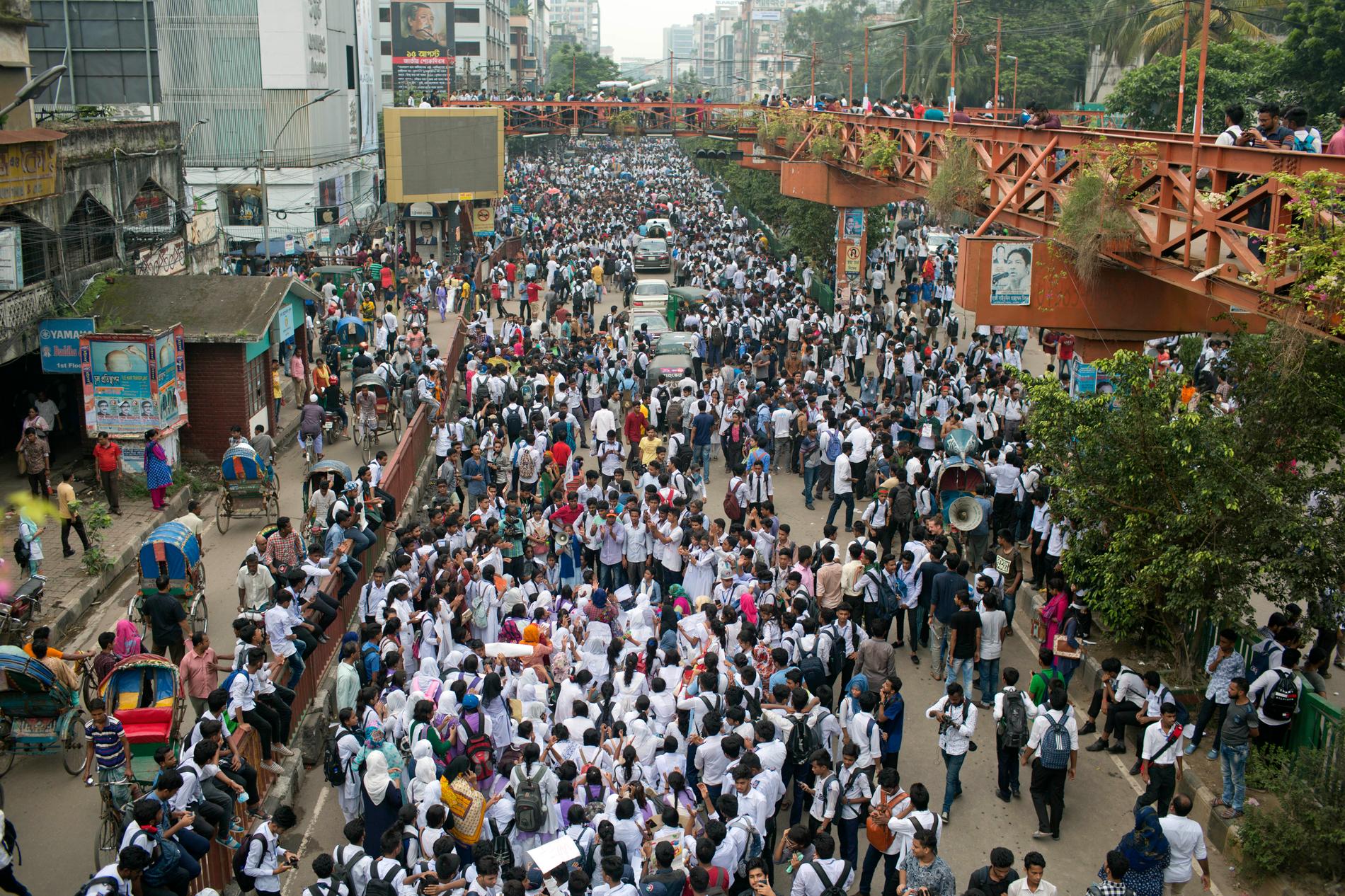 Studenter i Bangladesh huvudstad Dhaka protesterar mot dålig säkerhet i trafiksäkerhet.