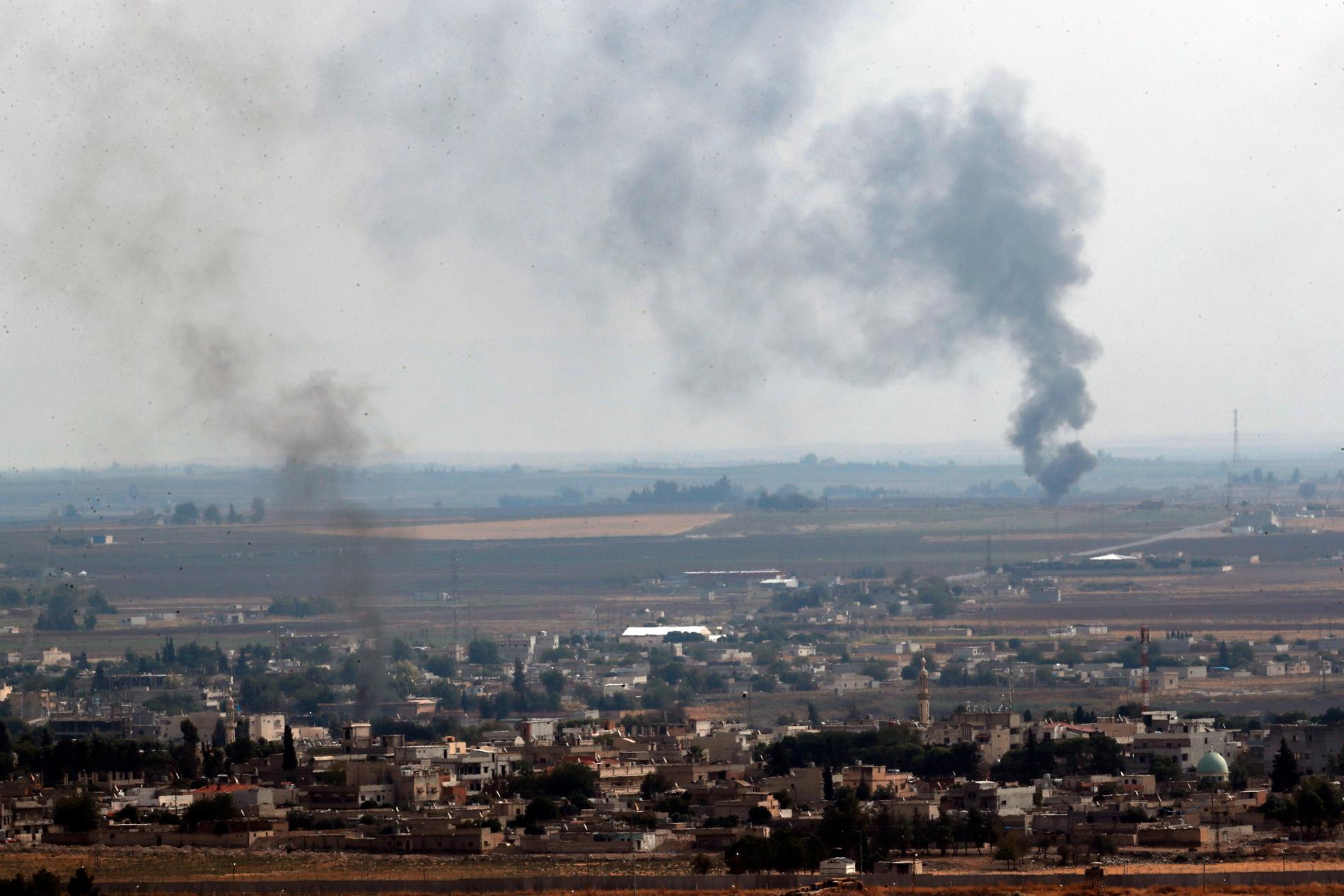 Trots avtalet om eldupphör fortsatte röken att stiga från attackerade mål i nordöstra Syrien på söndagen.