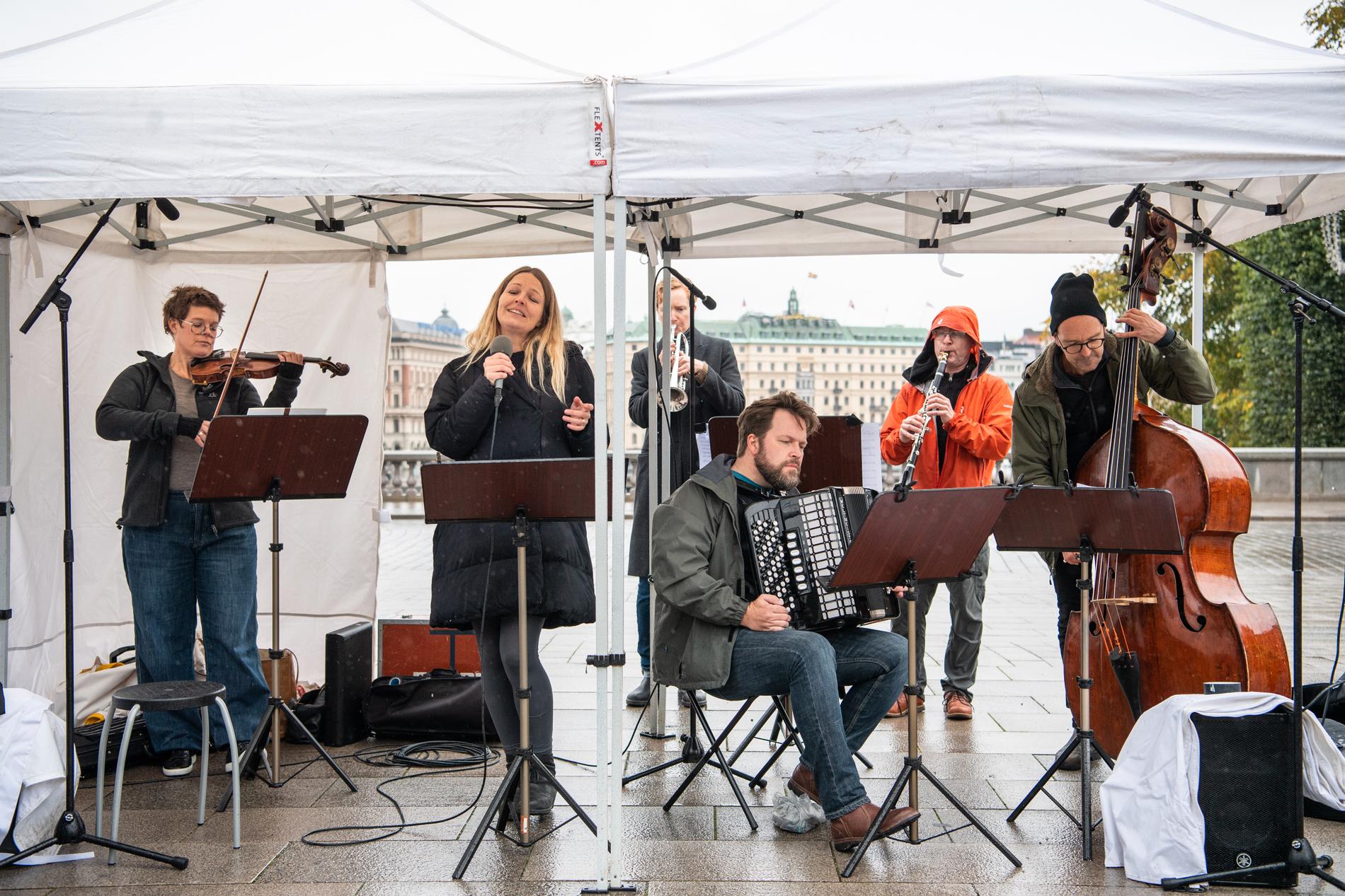 "Salongsorkestern" framträder med Verdis "Fångarnas kör" i ragtimeversion framför riksdagshuset i Stockholm.
