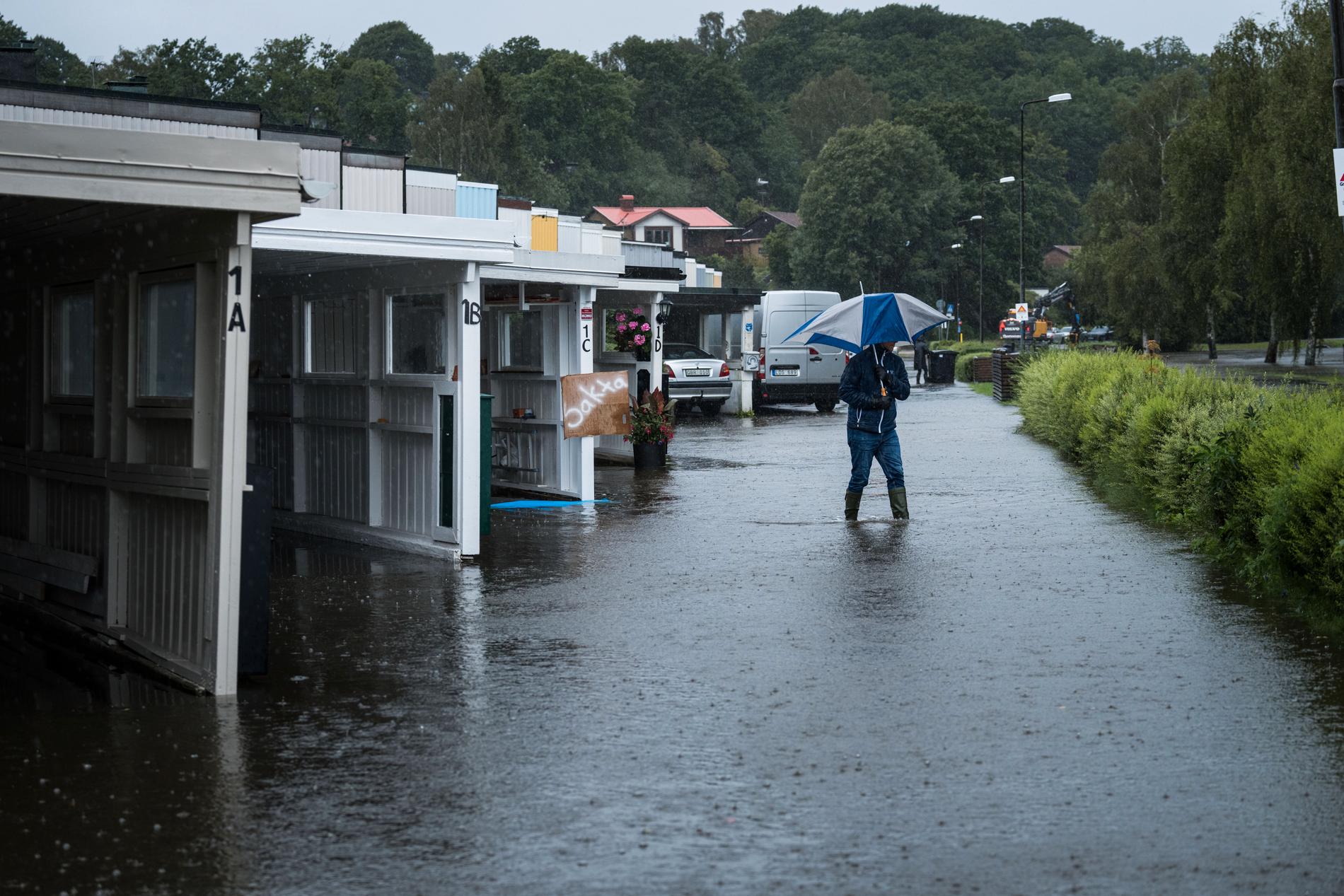 En översvämmad gata i Kållered när stormen Hans drog in över Västkusten.