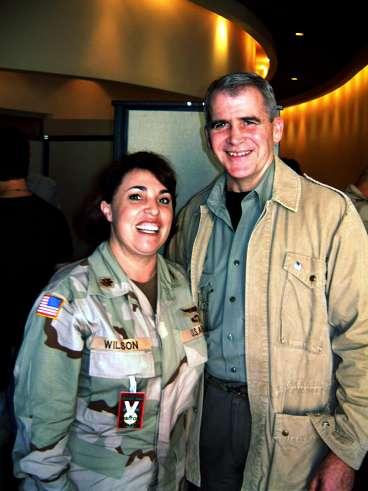 Darlene Wilson, major i den amerikanska armén, får ett idolfoto tillsammans med legendariske Oliver North, huvudpersonen i Iran-Contrasaffären. "Han är en amerikansk hjälte", säger Darlene.