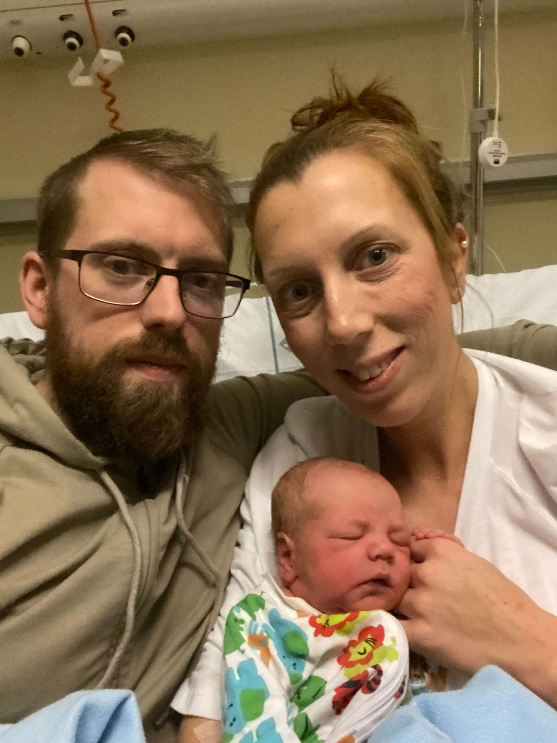 Thomas och Elin tillsammans med sin nyfödda dotter. 