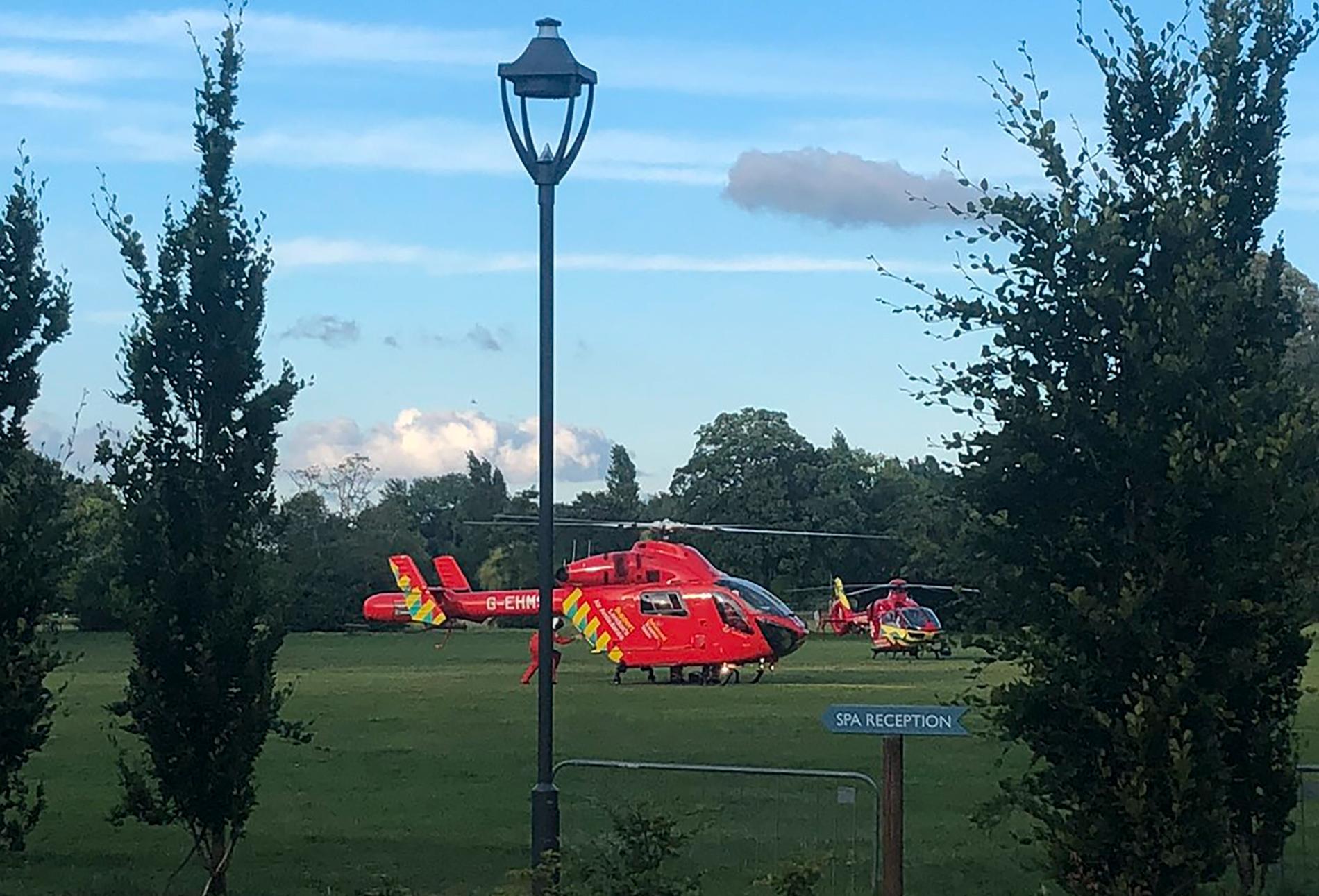 En ambulanshelikopter i parken efter attacken på lördagen.