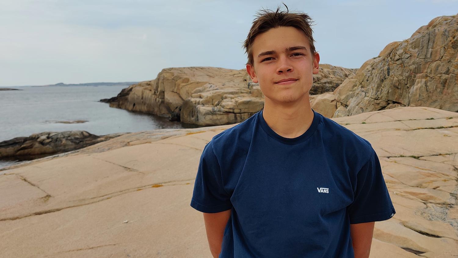 Einar Hassellöv, 17, räddade sin kusin Lova när hon plötsligt fick ett anfall och föll överbord, rätt ner i vattnet.
