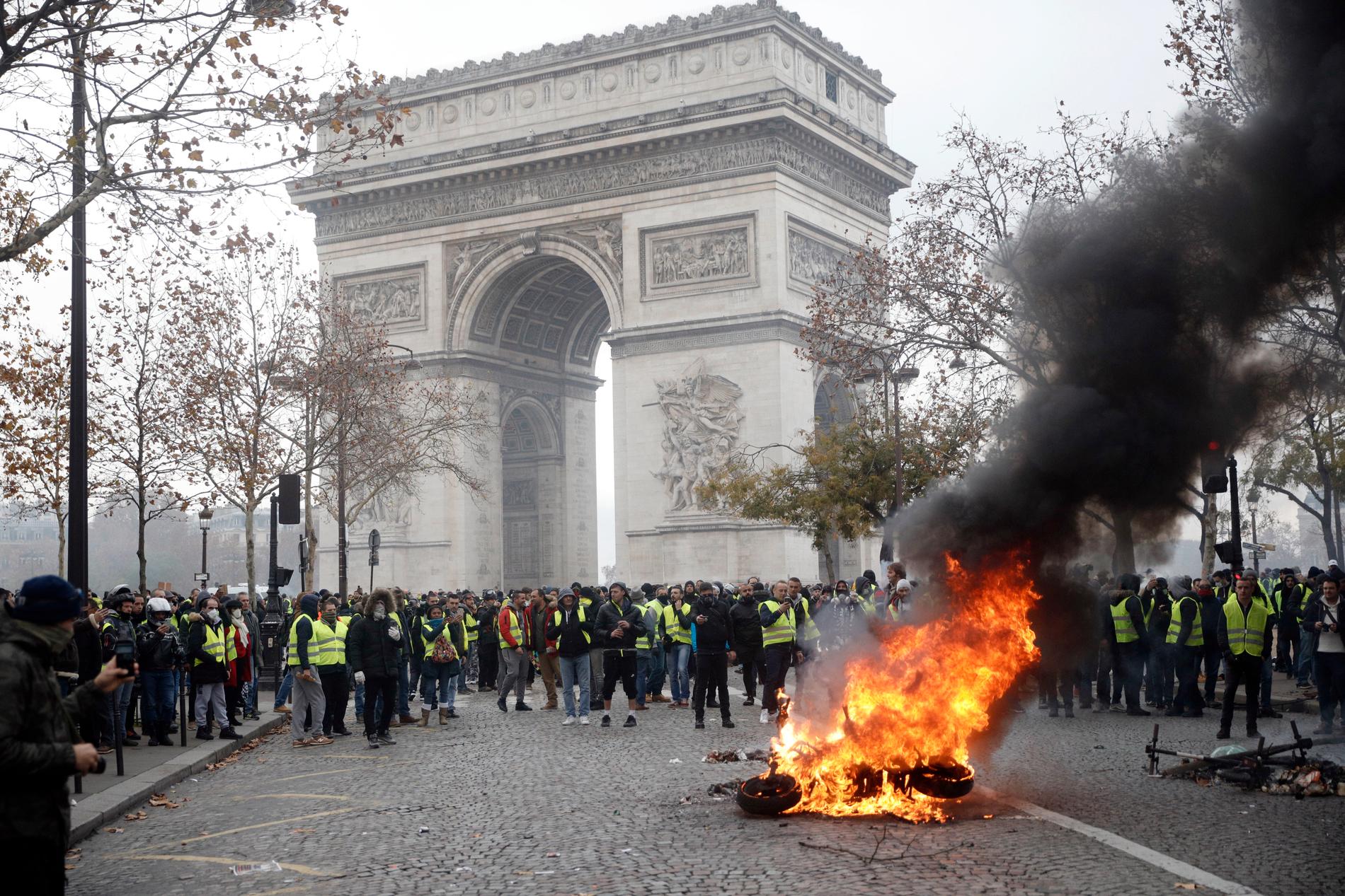 Demonstranter vid Triumfbågen i Paris vid tidigare protester.
