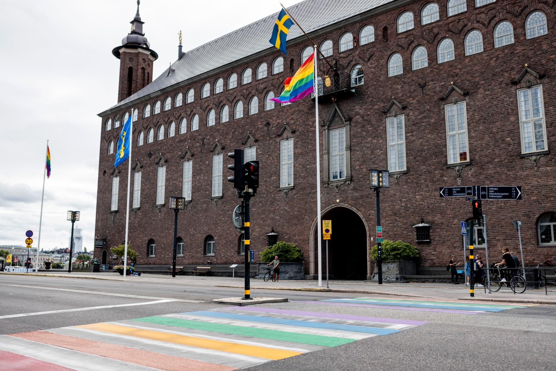 Ett övergångsställe har målats som en regnbågsflagga utanför Stadshuset i Stockholm.